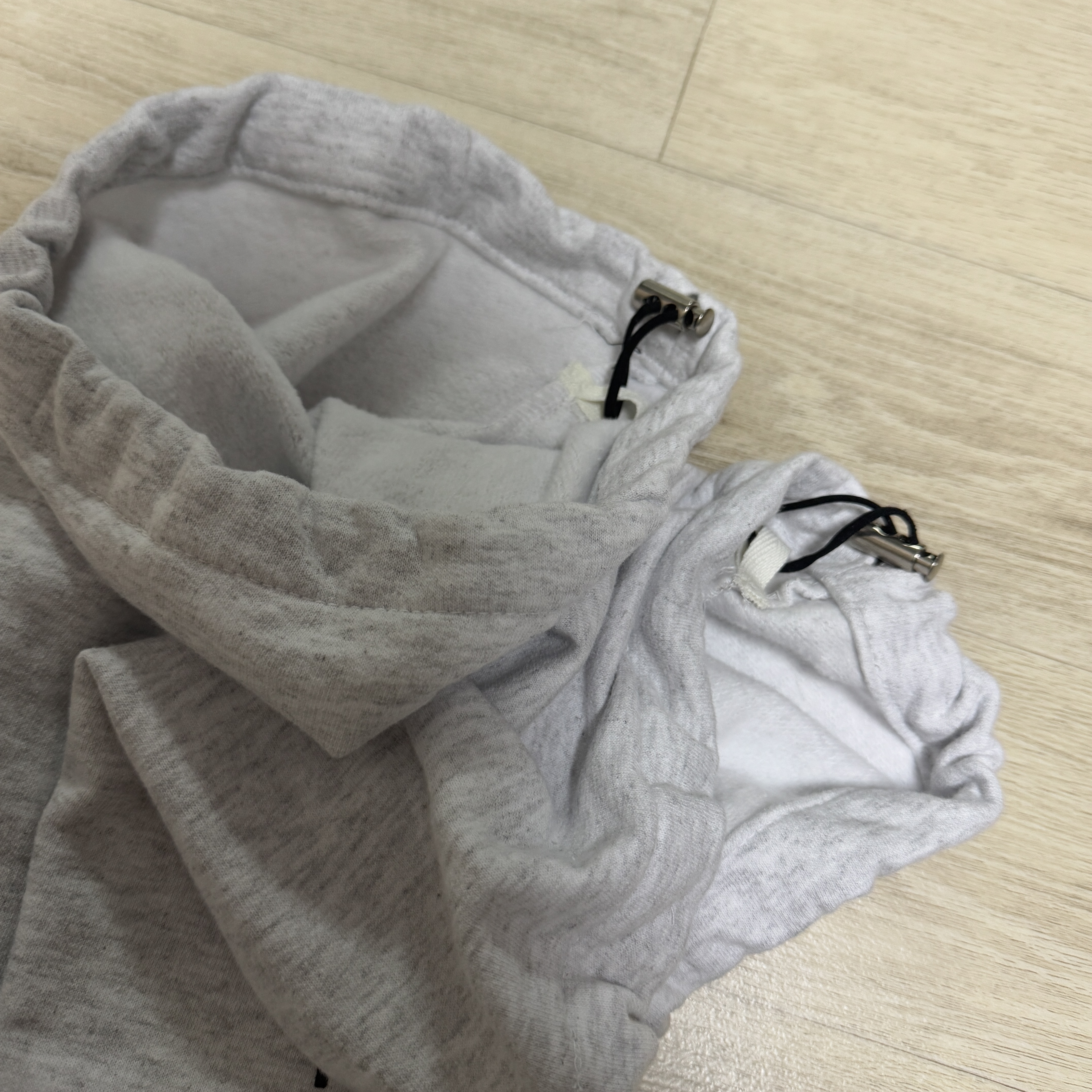 Yeezy x Gosha Rubchinskiy YZY Black Dogs Hoodie Heather Grey, Yeezy x Gosha Rubchinskiy YZY Black Dogs Jogger Heather Grey 착용 스타일 - 2