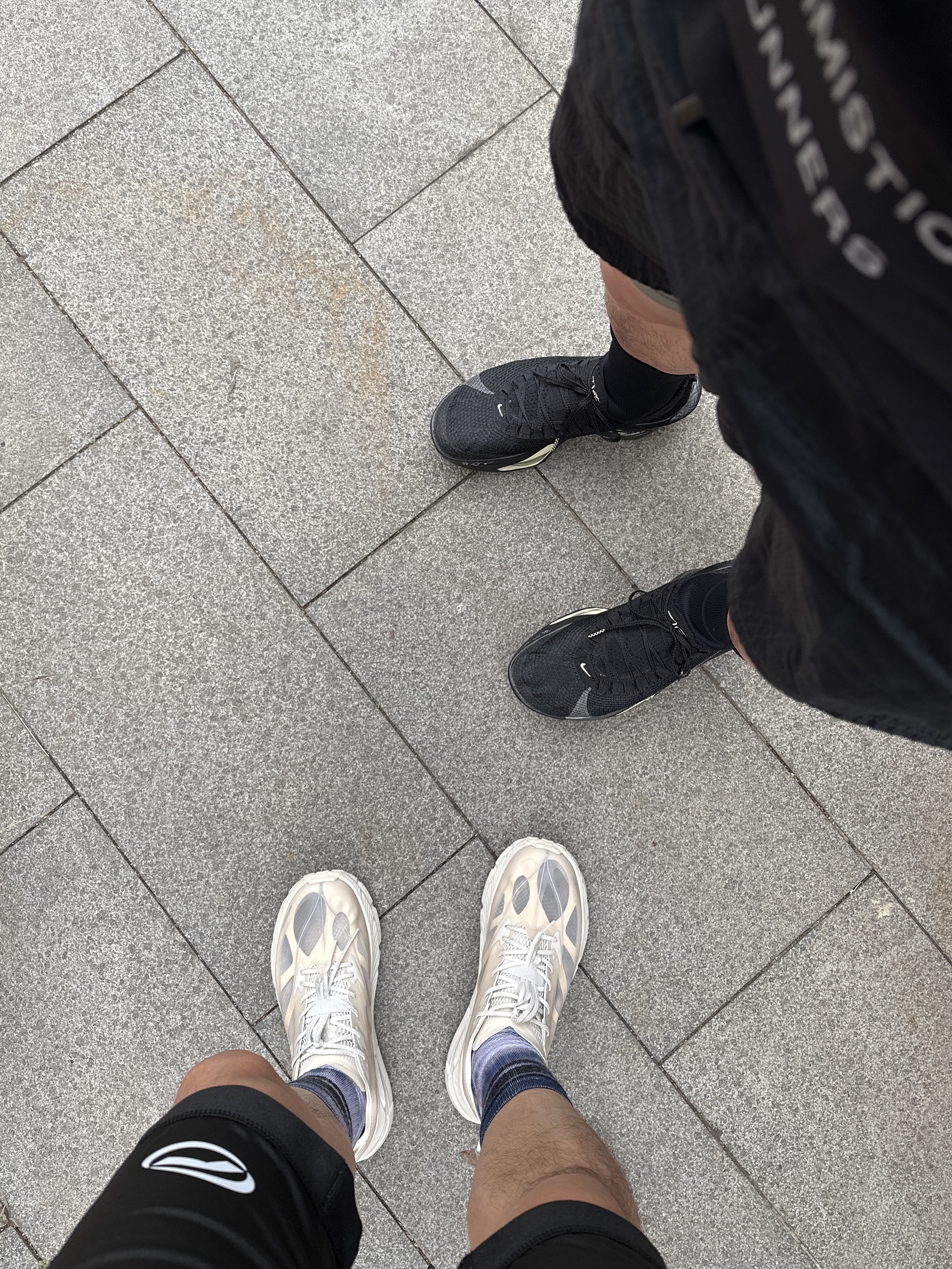 Hoka x Satisfy Mafate Speed 4 Lite Bone, Oakley Eye Jacket Redux Matte Black Frame Prizm Grey Lenses High Bridge Fit 착용 스타일 - 3