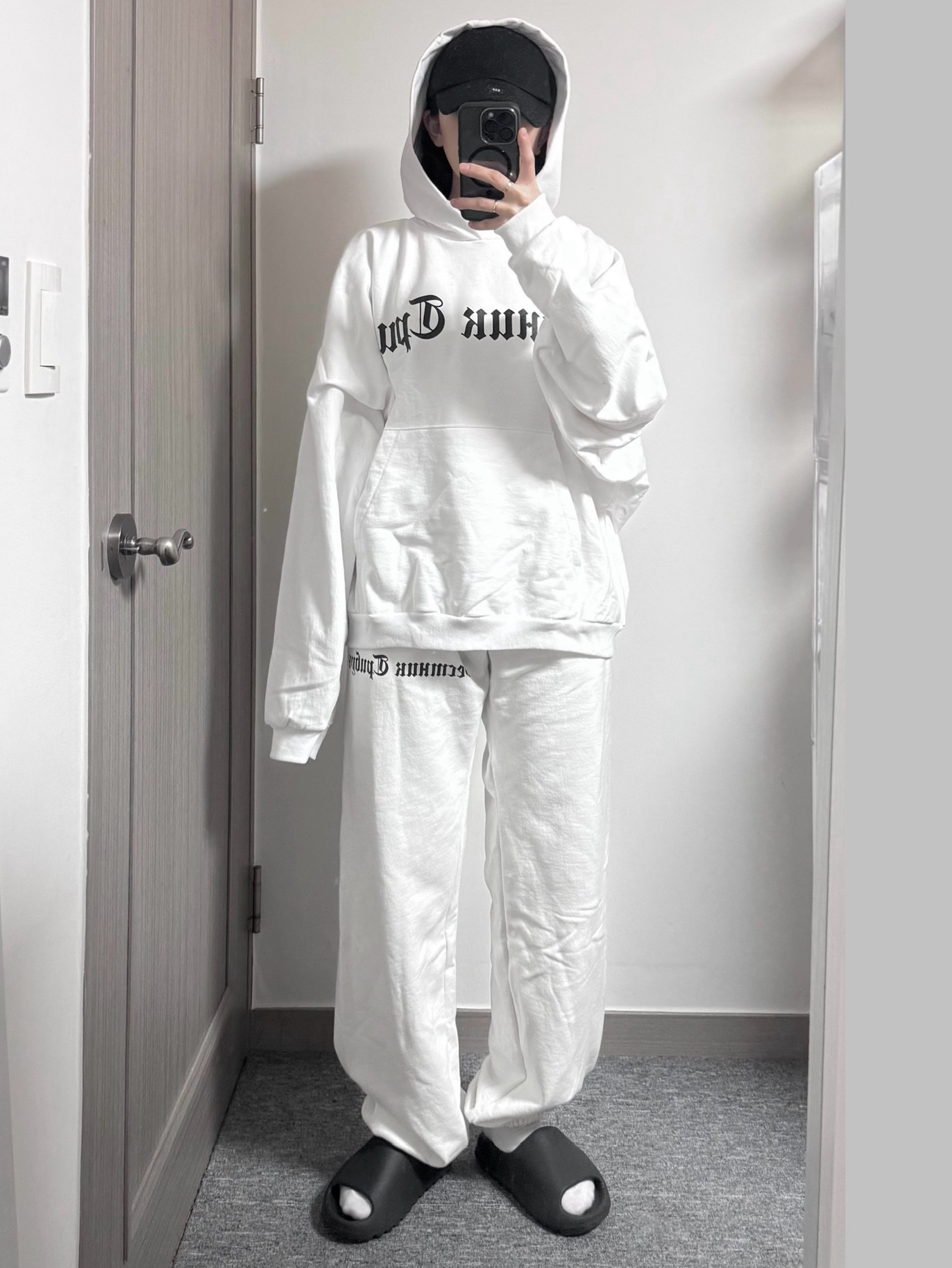 Yeezy x Gosha Rubchinskiy Tribune Herald HD-01 Hoodie White, Yeezy x Gosha Rubchinskiy Tribune Herald SP-06 Pants White 착용 스타일 - 2