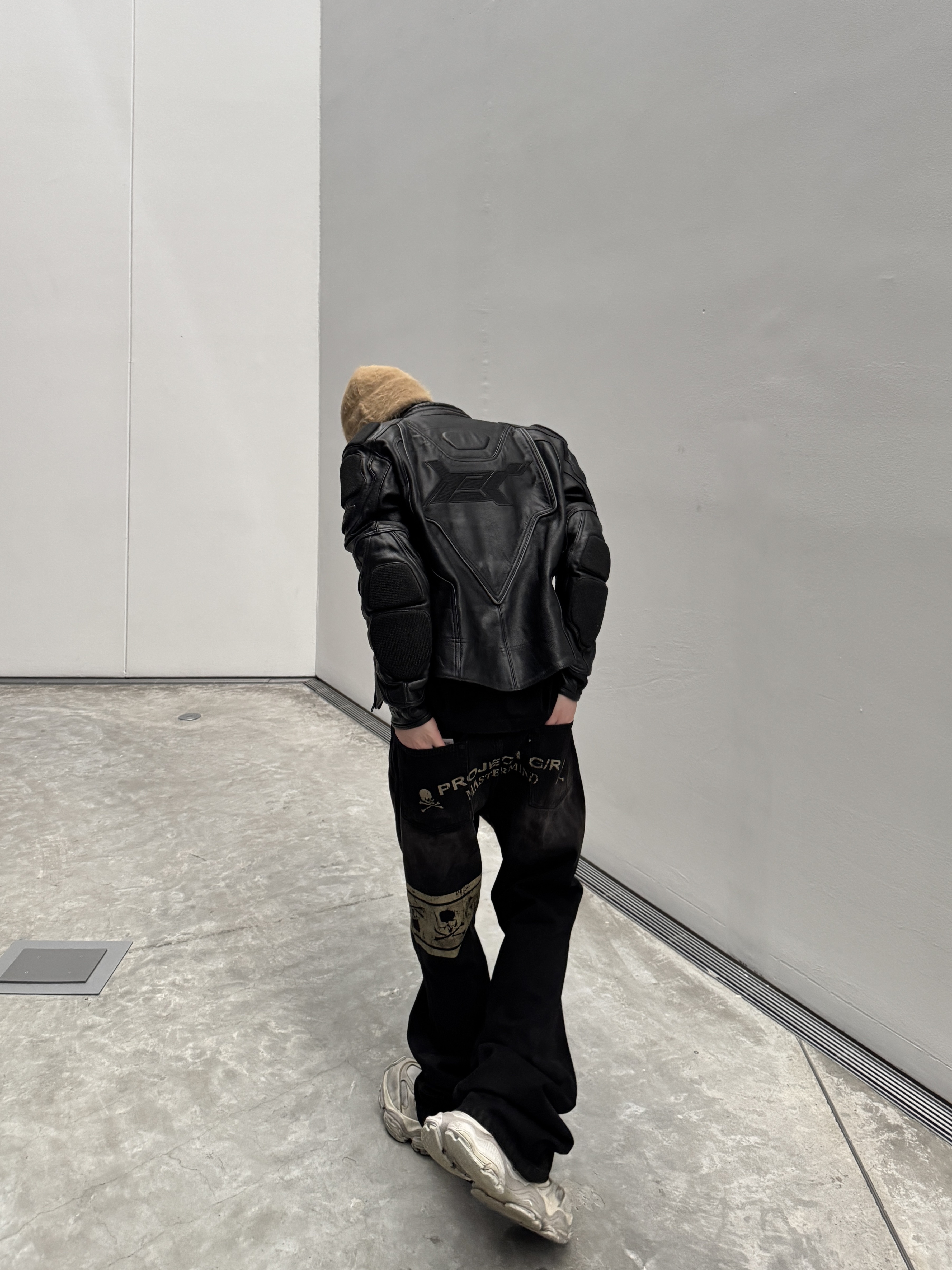 Project G/R x Mastermind Flared Denim Pants Black, Balenciaga Cargo Sneakers Beige 착용 스타일 - 2