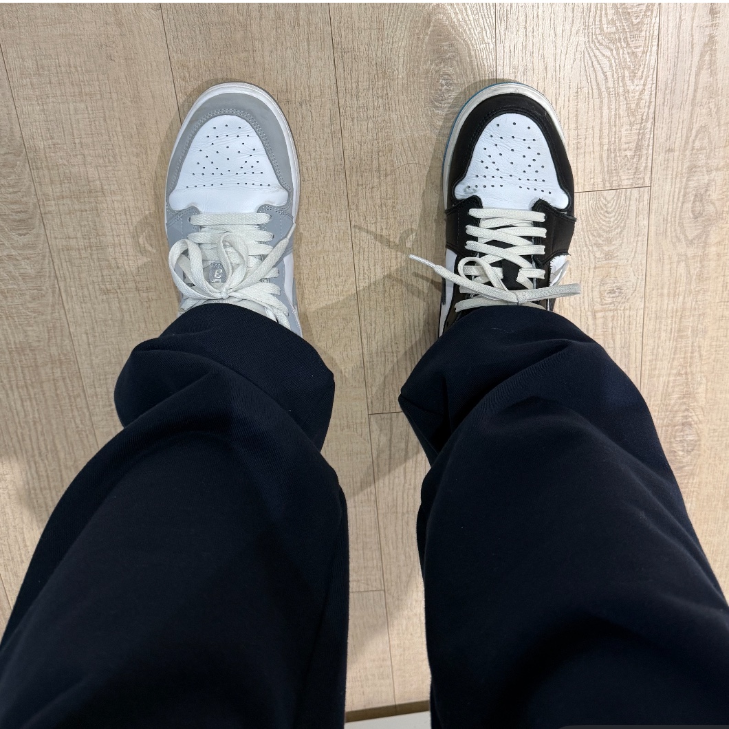 (W) Jordan 1 Low White Wolf Grey, Jordan 1 Retro Low OG Black and Dark Powder Blue 착용 스타일