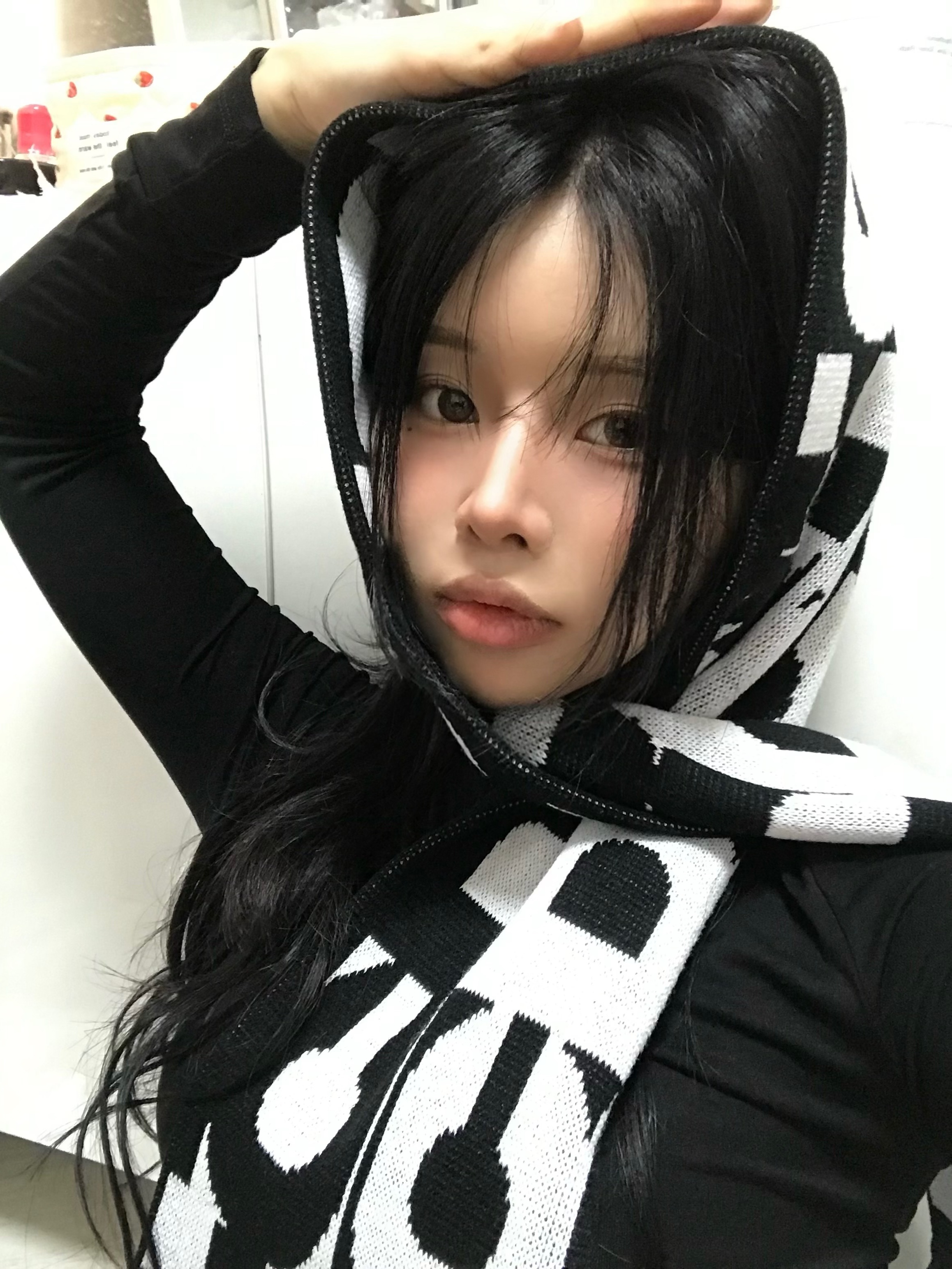 CDG Logo Check Muffler White Black 착용 스타일 - 1