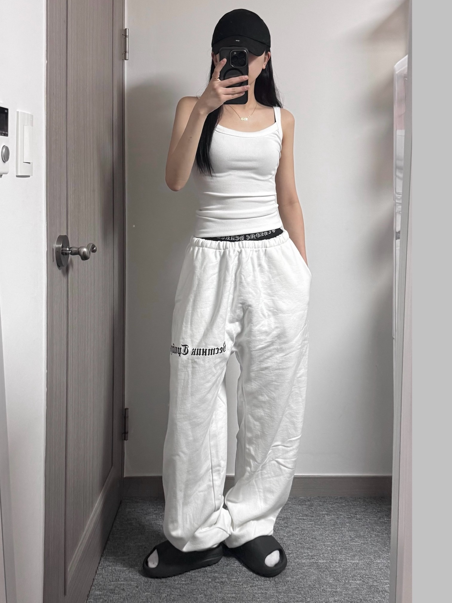 Yeezy x Gosha Rubchinskiy Tribune Herald SP-06 Pants White, Yeezy Gap Engineered By Balenciaga Logo Cap Black 착용 스타일 - 1