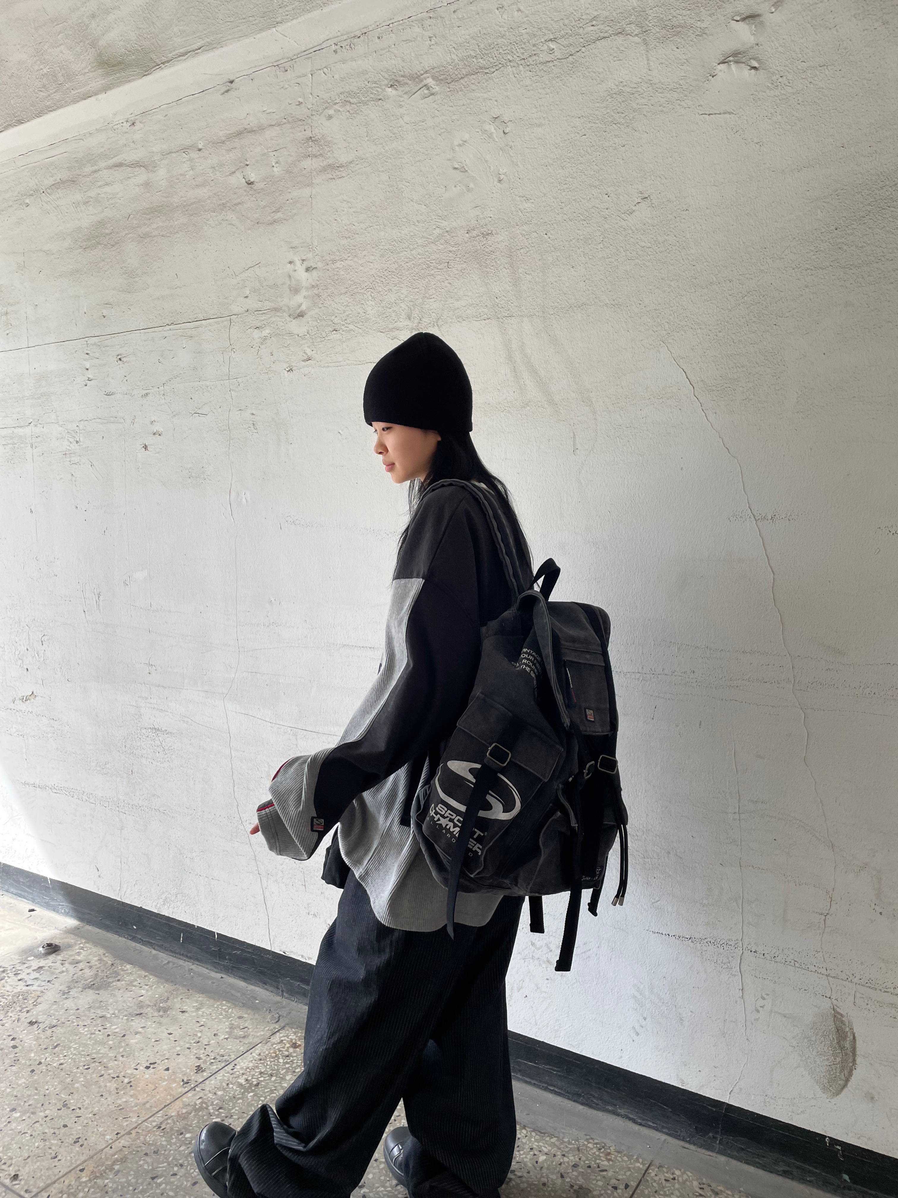 SPORT CHAMBER SC Sporty Rucksack Charcol, SPORT CHAMBER SC Block Symbol T-Shirt Charcoal 착용 스타일 - 1