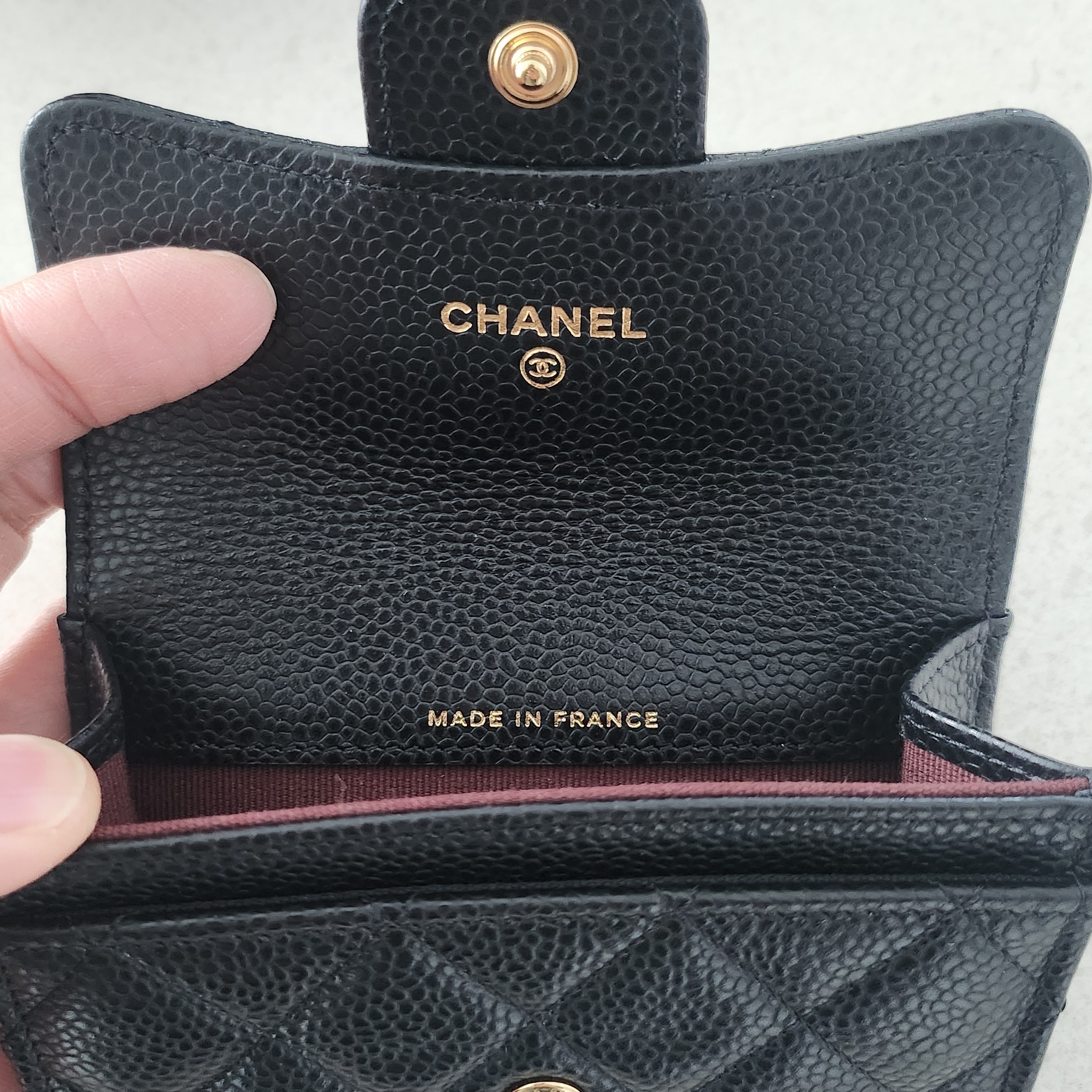 Chanel Classic Card Holder Grained Calfskin & Gold Black 착용 스타일 - 2