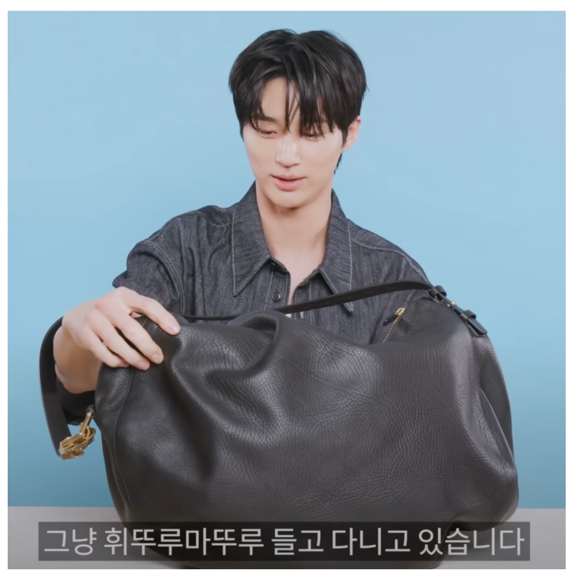 Burberry Large Knight Bag Black 착용 스타일 - 1