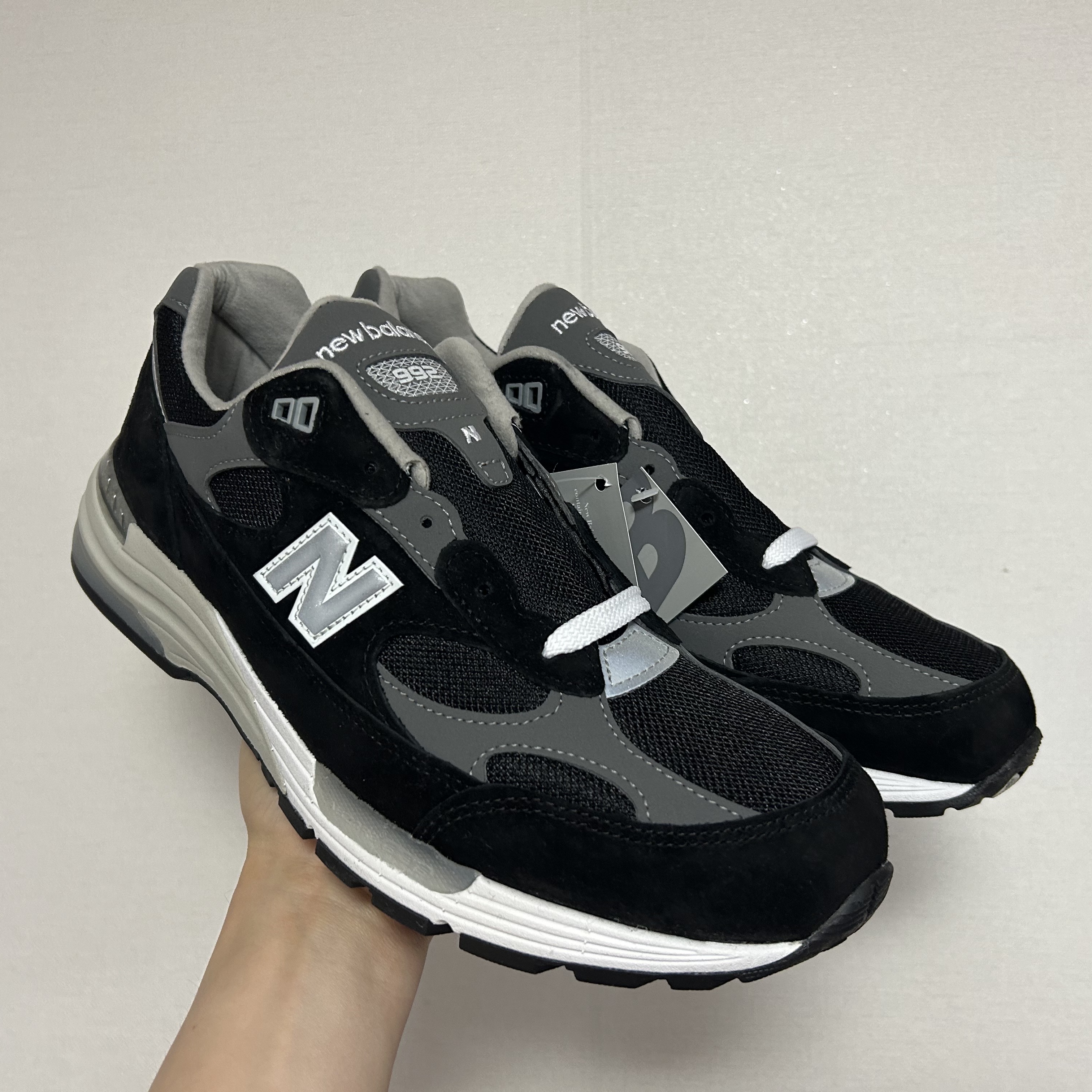 New Balance 992 Made in USA Core Black Grey 착용 스타일 - 2