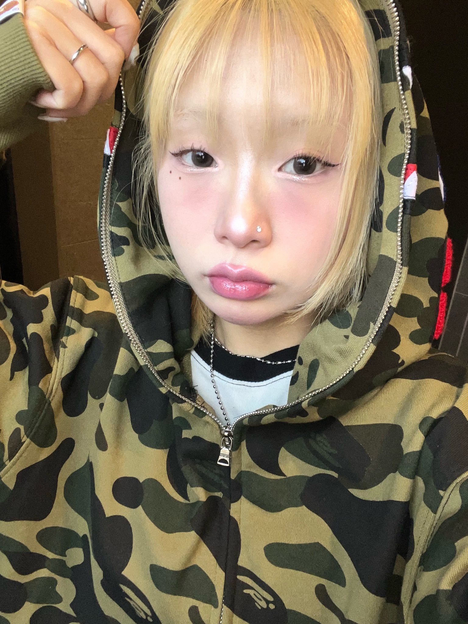 BAPE 1st Camo Shark Full Zip Hoodie Army Green 착용 스타일 - 1