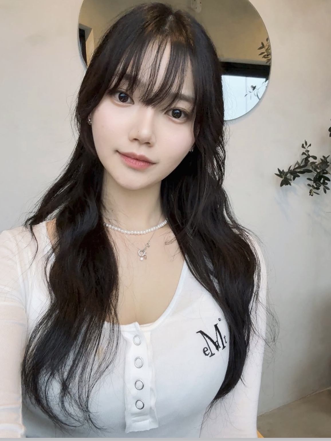 MUCENT Haring Signature Logo Snap Button U Neck T White 착용 스타일 - 4