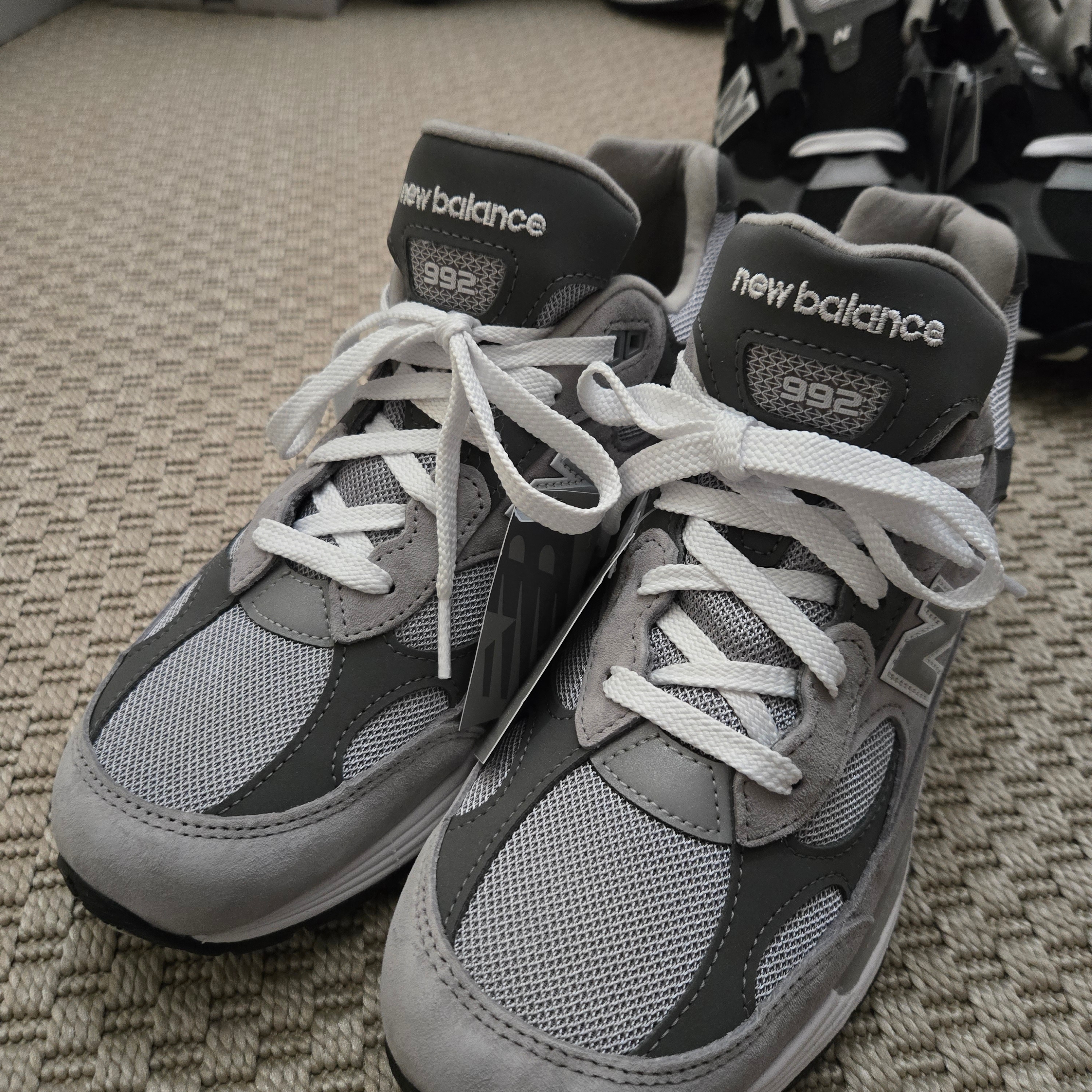 New Balance 992 Made in USA Core Grey Silver Metallic, New Balance 992 Made in USA Core Black Grey 착용 스타일 - 3