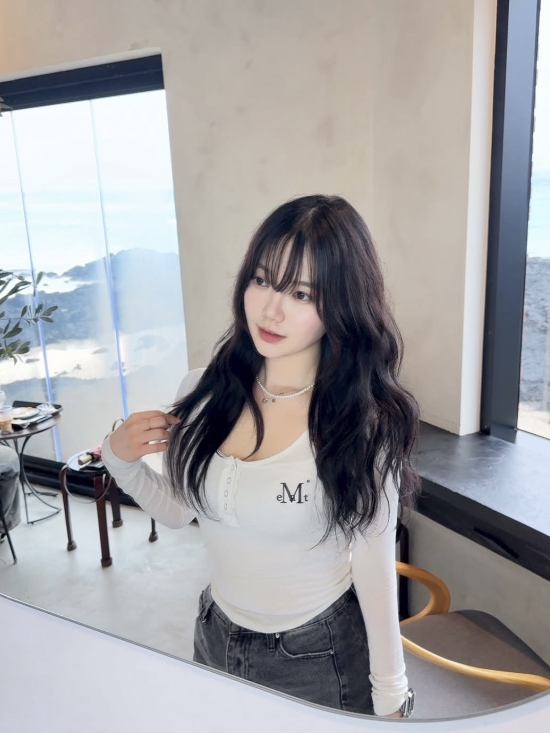 MUCENT Haring Signature Logo Snap Button U Neck T White 착용 스타일 - 1