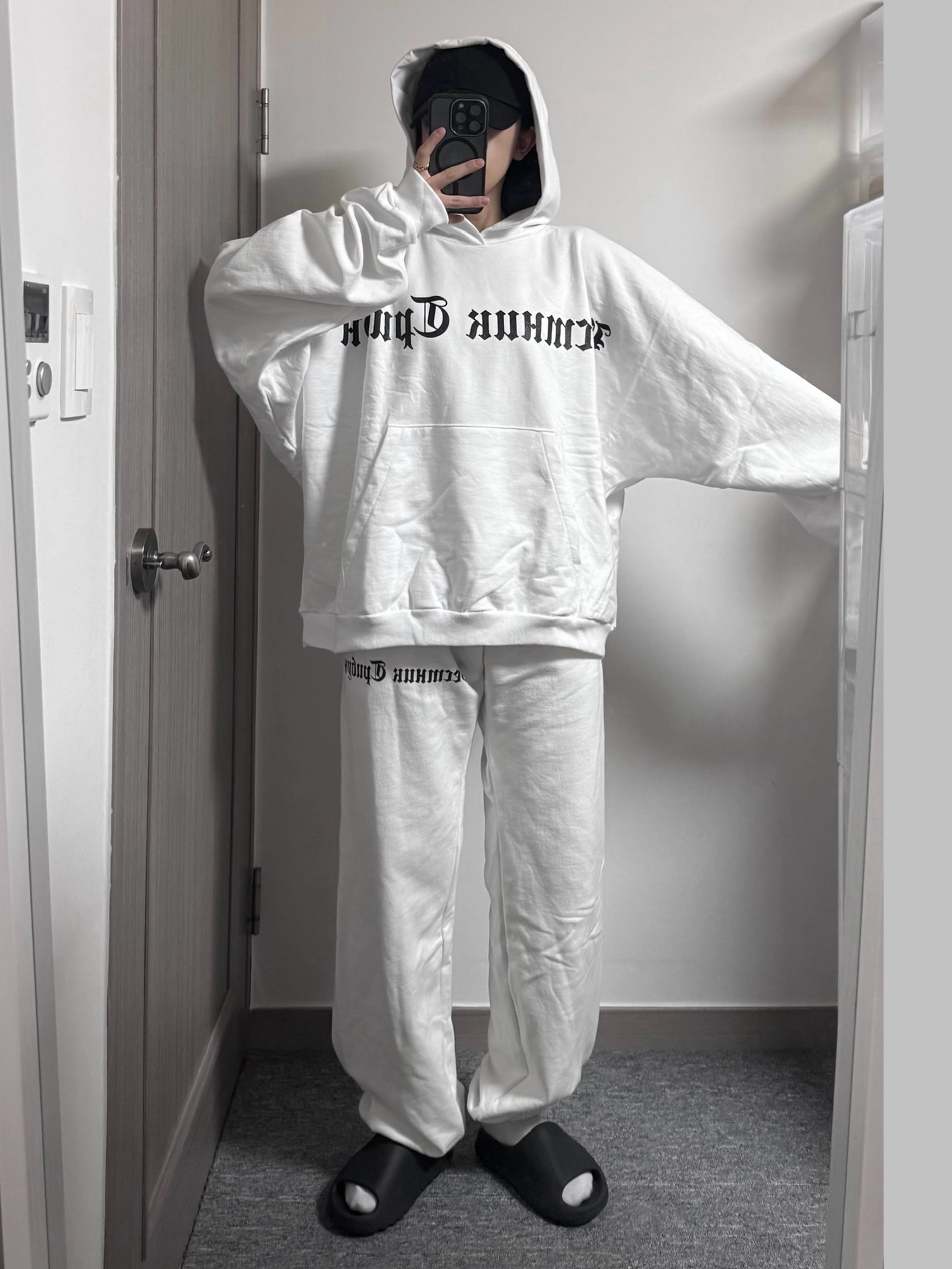Yeezy x Gosha Rubchinskiy Tribune Herald HD-01 Hoodie White, Yeezy x Gosha Rubchinskiy Tribune Herald SP-06 Pants White 착용 스타일 - 1