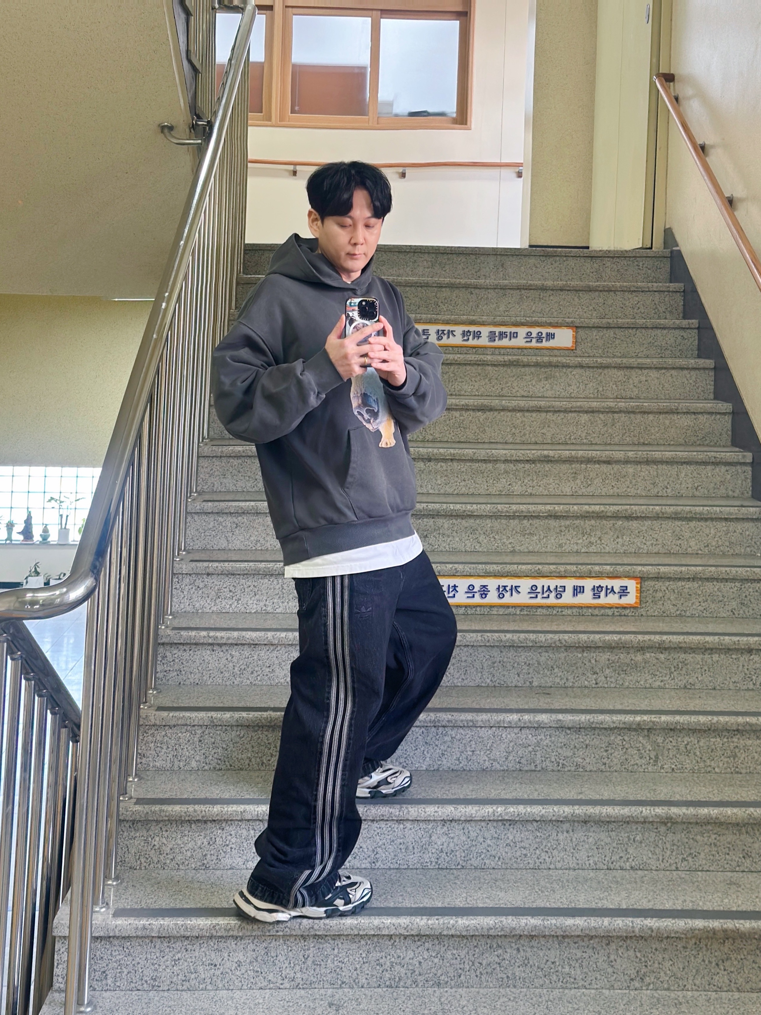 Adidas Adicolor Denim Firebird Pants True Black Denim - KR Sizing, [KREAM 단독] Suade Huh Hoodie Pigment Black 착용 스타일 - 1