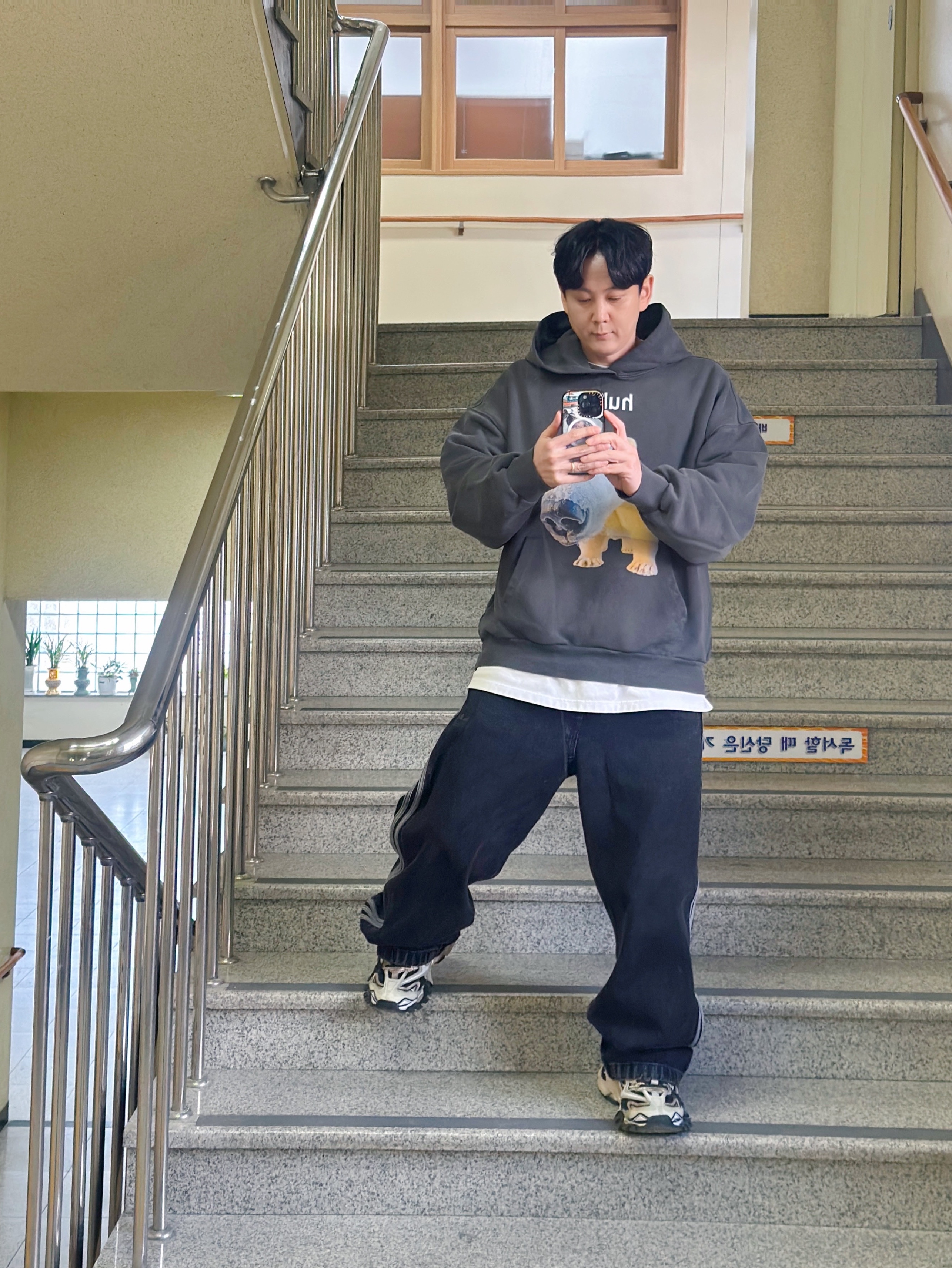 Adidas Adicolor Denim Firebird Pants True Black Denim - KR Sizing, [KREAM 단독] Suade Huh Hoodie Pigment Black 착용 스타일 - 2