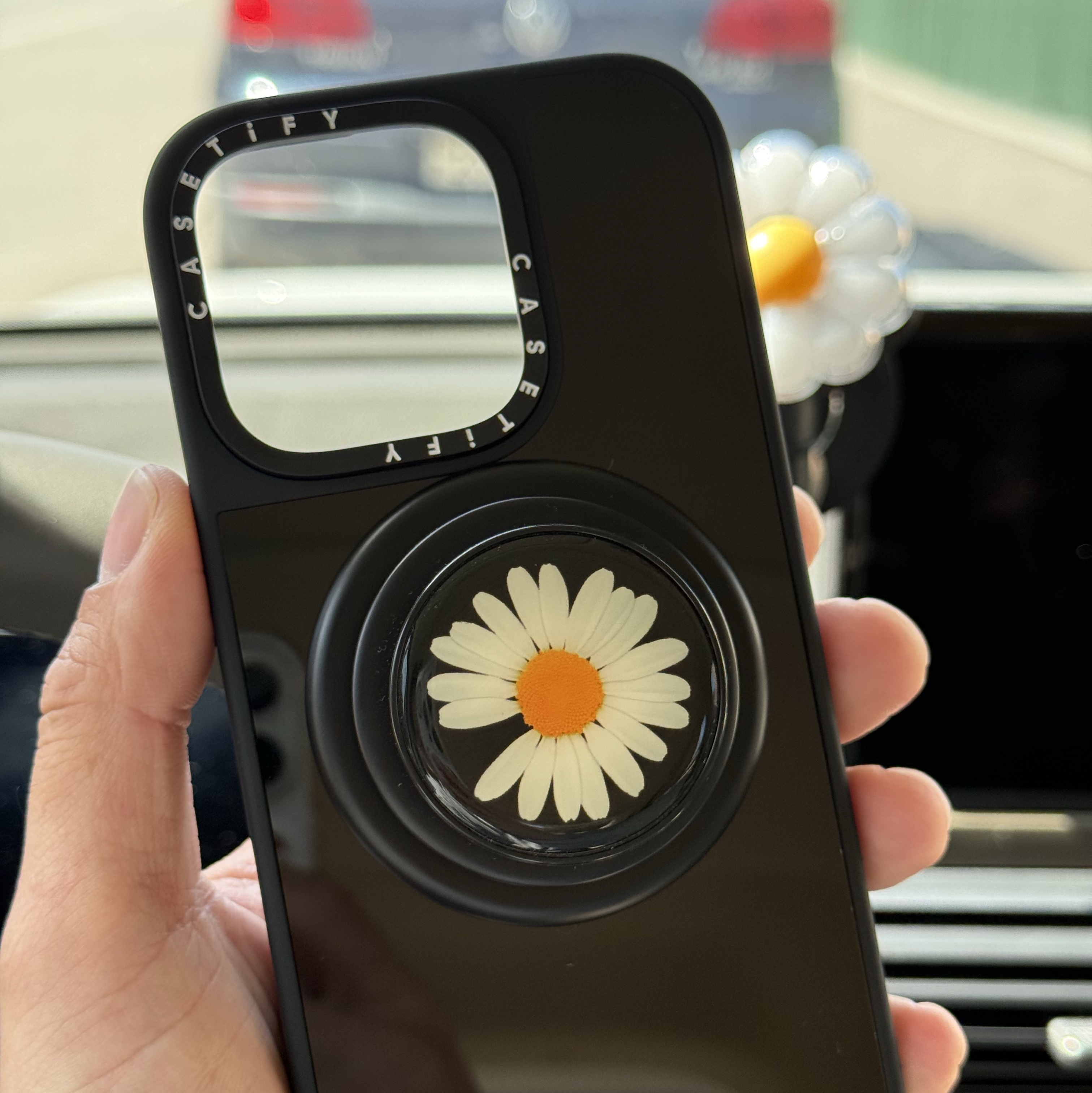 Peaceminusone Phone Pop Up Grip #1 Black 착용 스타일