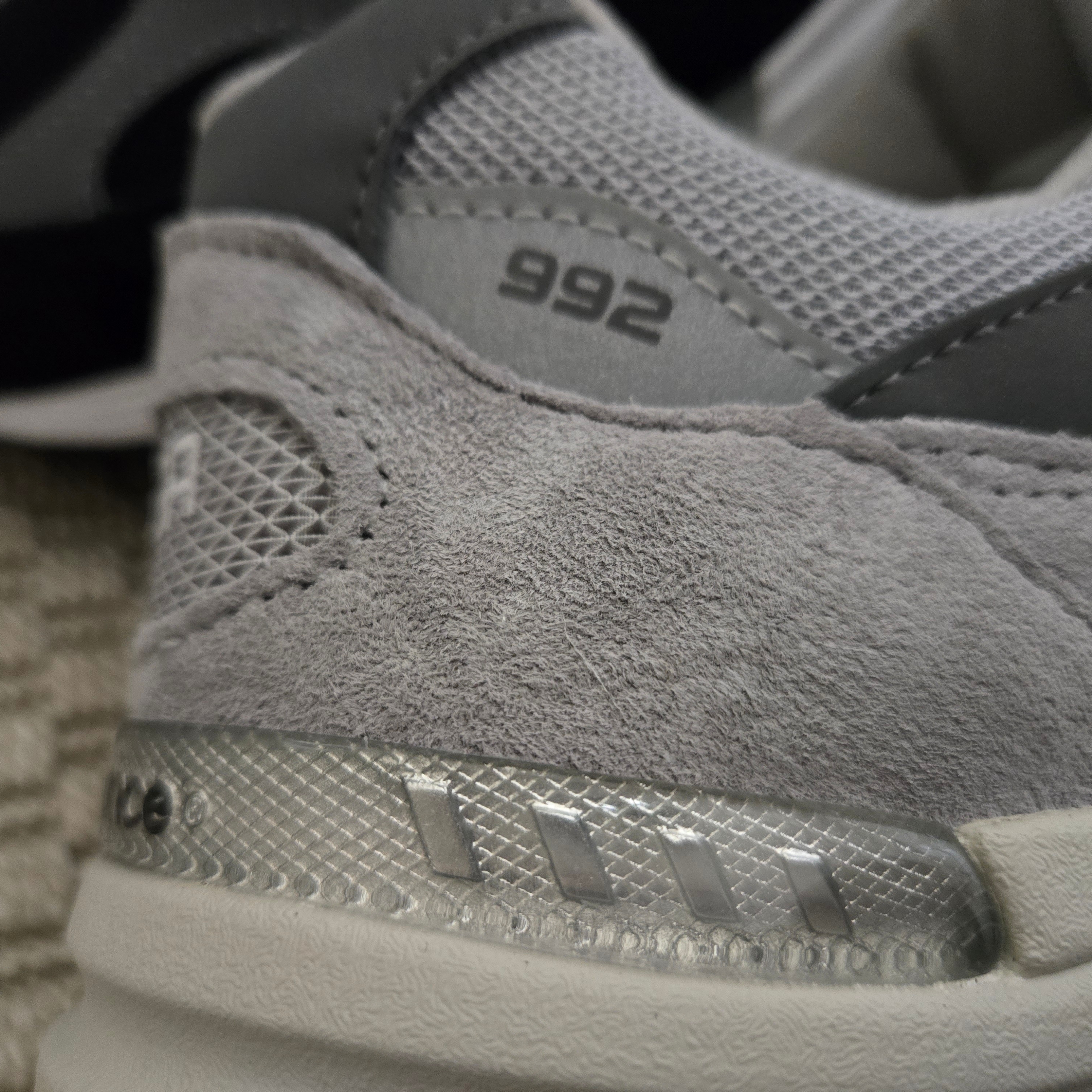 New Balance 992 Made in USA Core Grey Silver Metallic, New Balance 992 Made in USA Core Black Grey 착용 스타일 - 7