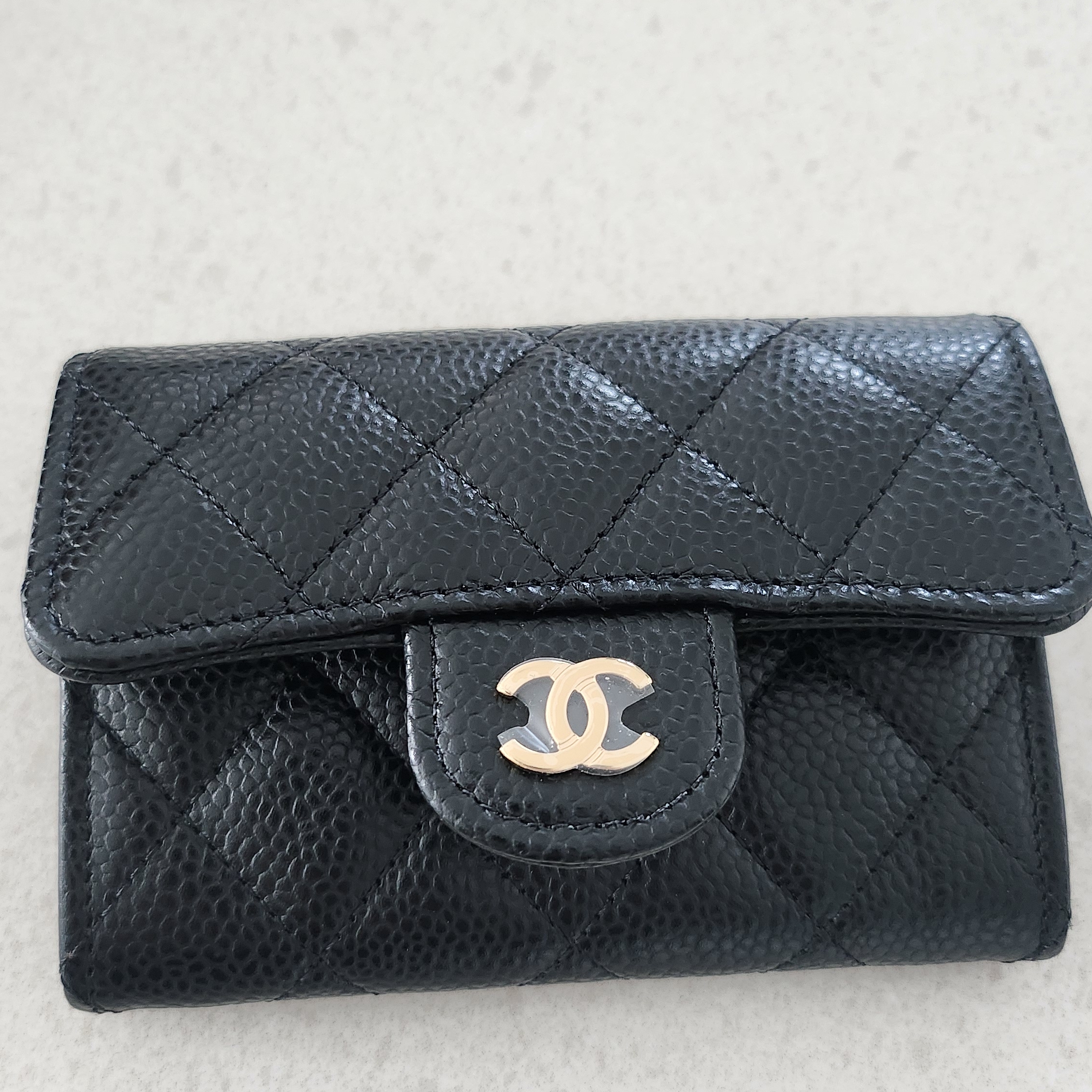 Chanel Classic Card Holder Grained Calfskin & Gold Black 착용 스타일 - 1