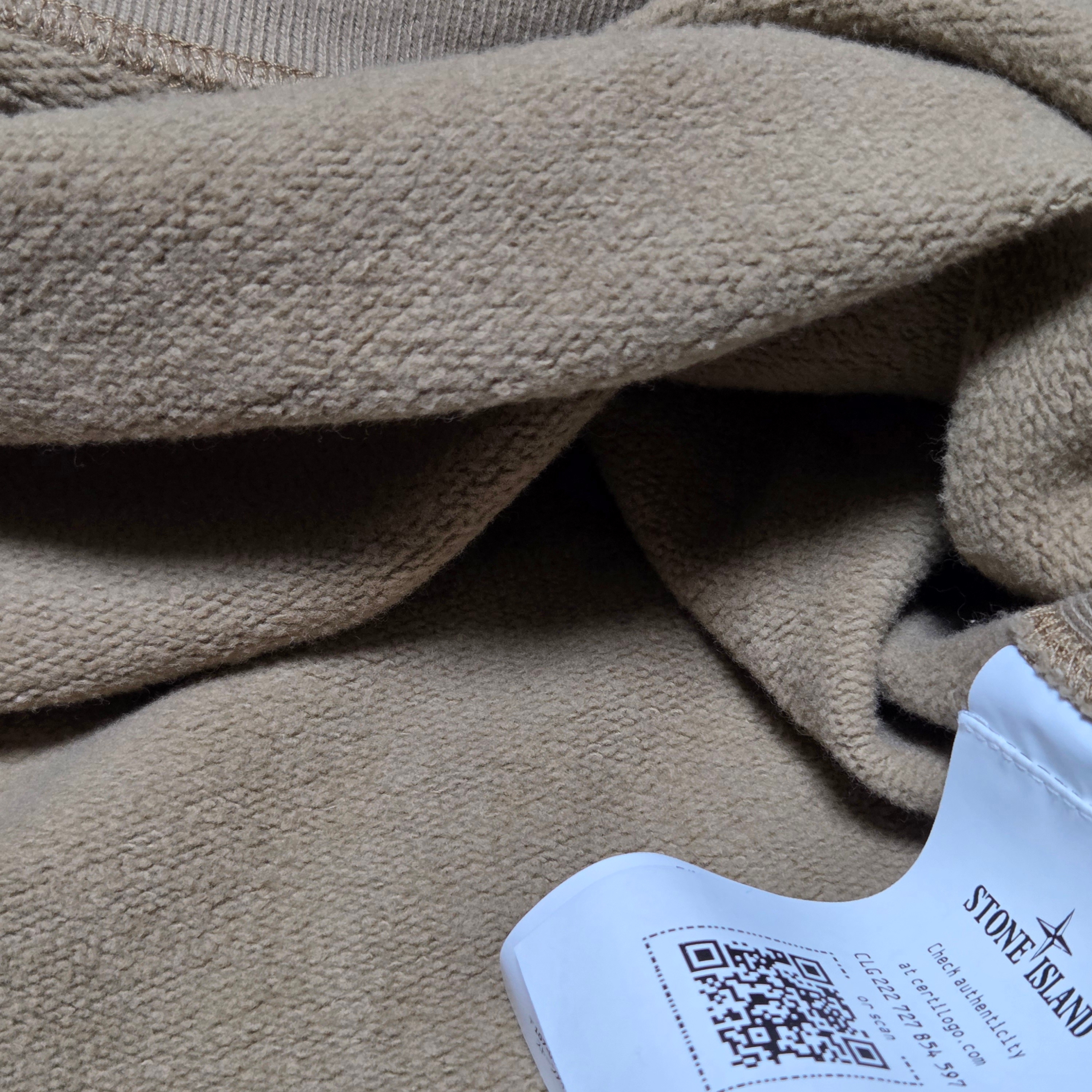 Stone Island 62420 Brushed Organic Cotton Fleece Crewneck Sweatshirt Biscuit - 24FW 착용 스타일 - 4