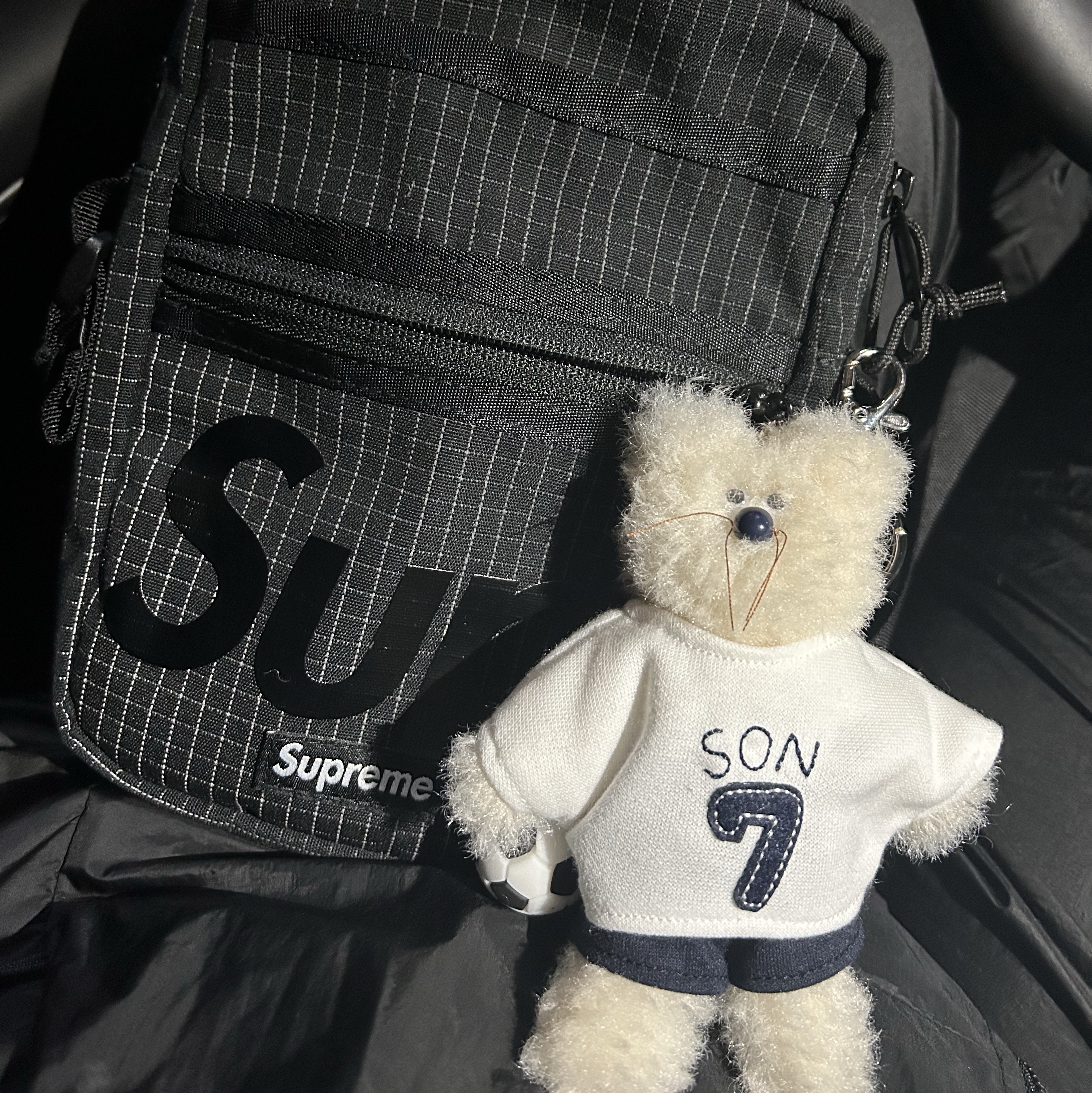 Supreme Shoulder Bag Black - 24SS, Monamhee x NOS7 SON.hee Keyring Cream 착용 스타일