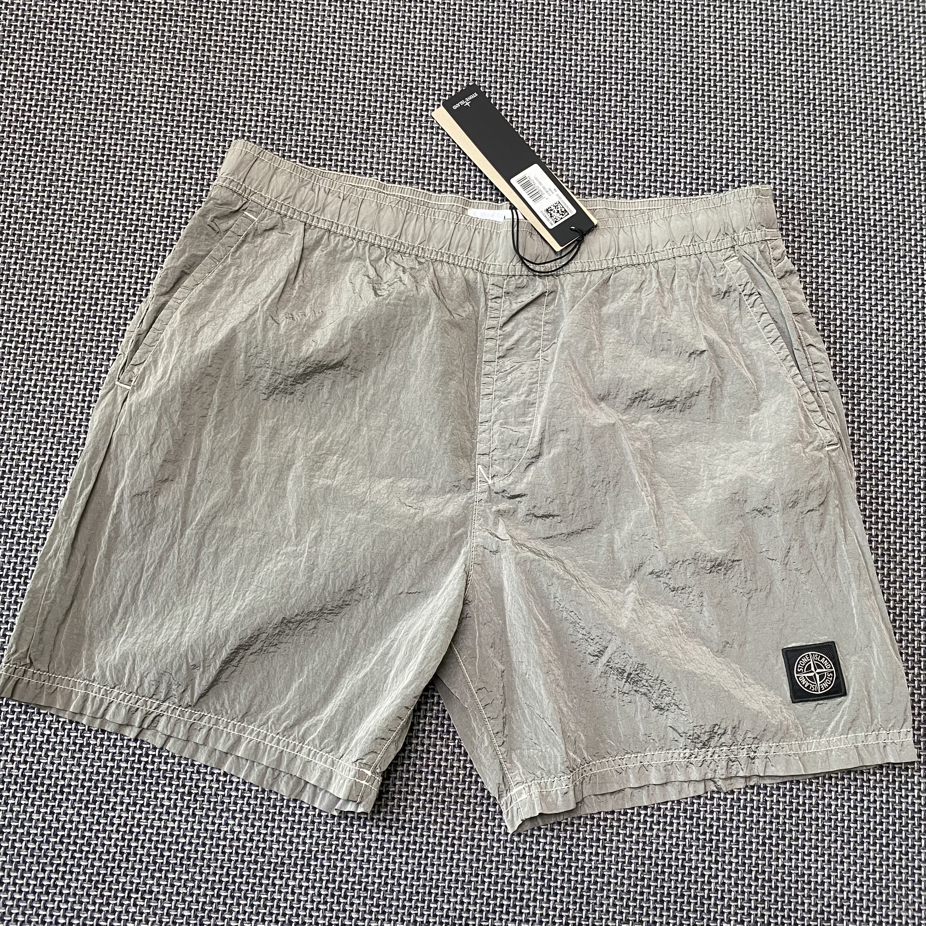 Stone Island B100009 Nylon Metal in Econyl Pocket Details Regular Fit Swim Trunks Pearl Grey - 25SS 착용 스타일