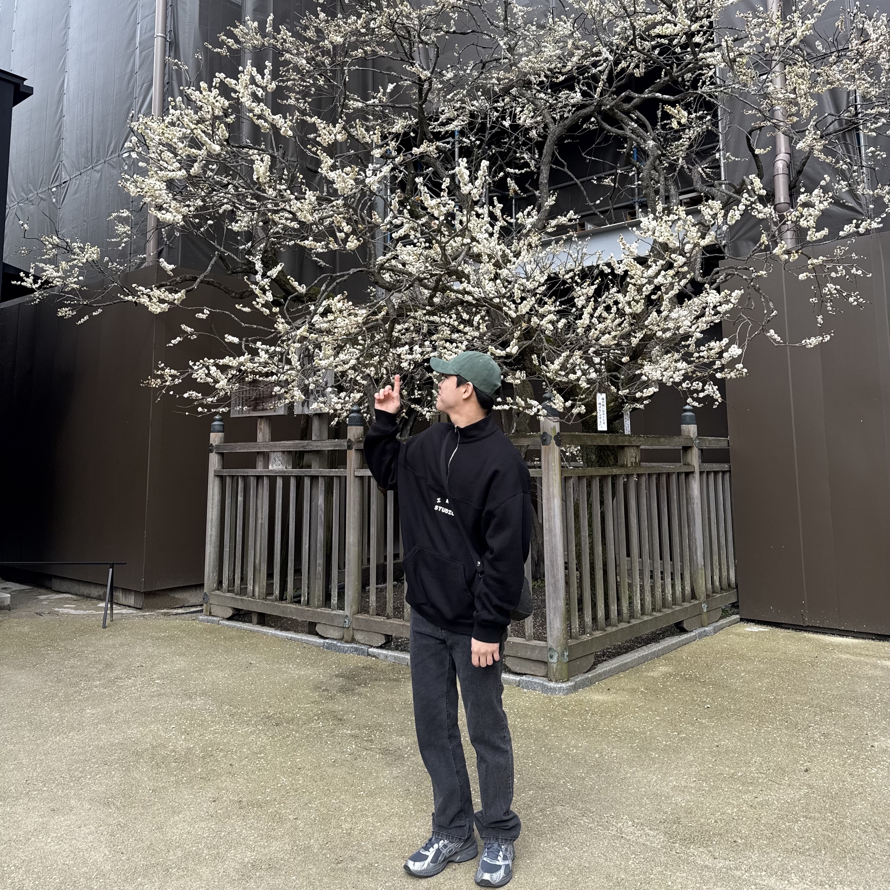 IAB Studio Half Zip-Up Black White, Stussy Canvas Side Pouch Washed Black 착용 스타일
