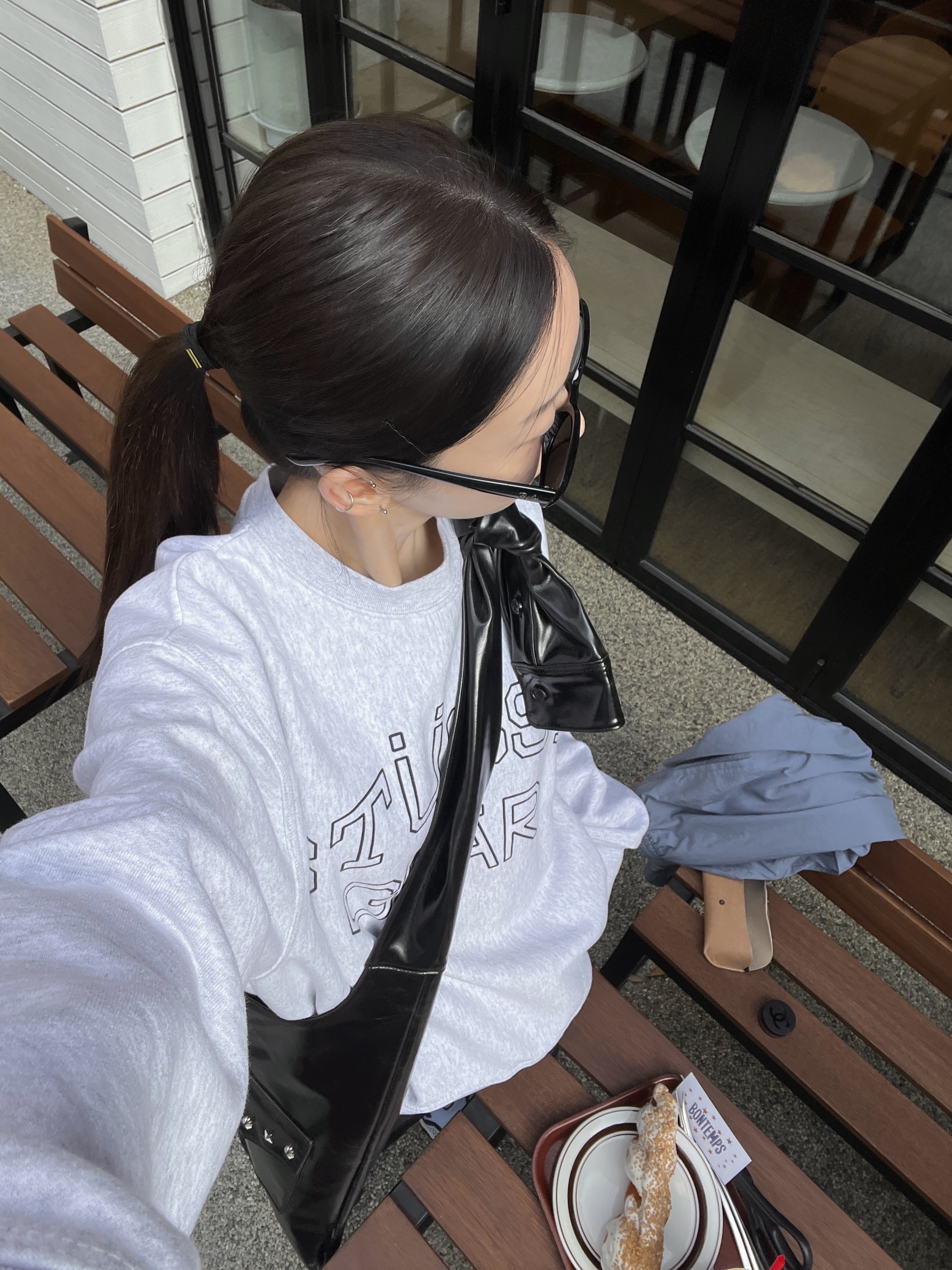 Stussy Gear Crew Ash Heather, (W) Nike Air Max SNDR Blue Ice Obsidian Blue 착용 스타일 - 3