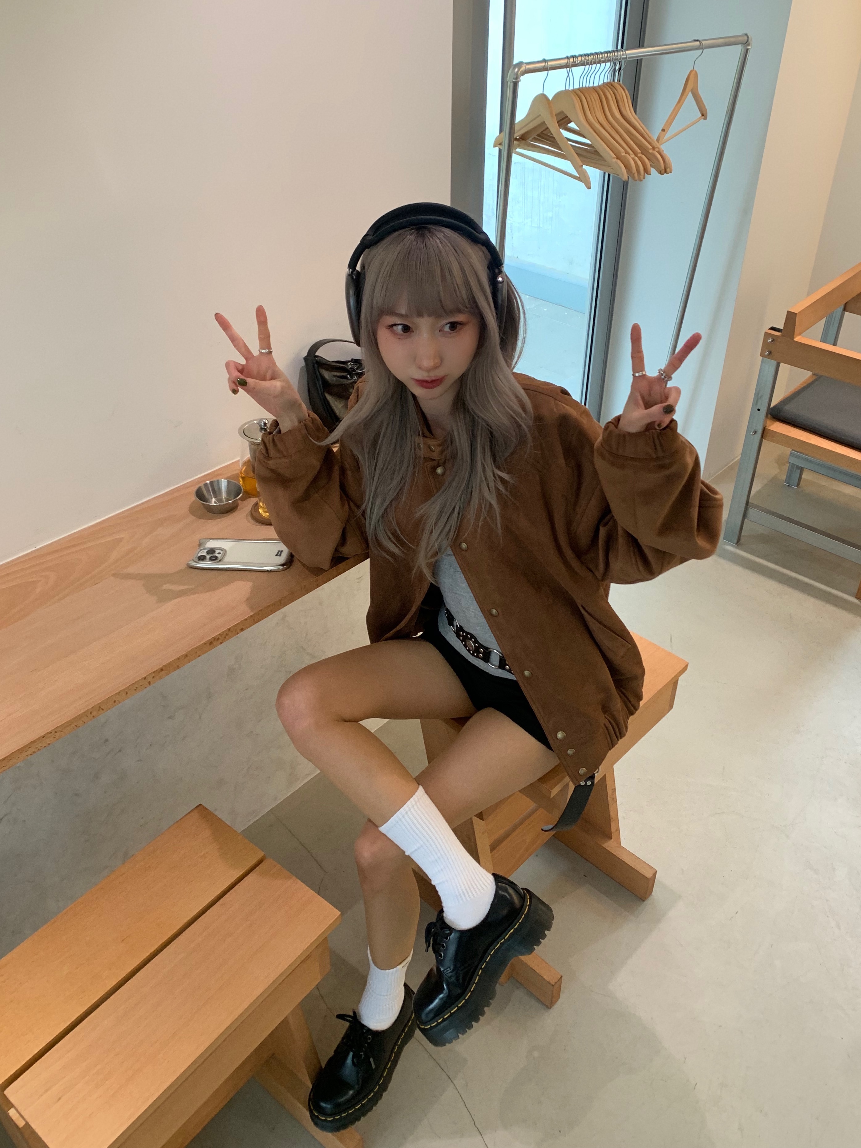 Matin Kim Faux Suede Bomber Jumper Camel, Dr. Martens 1461 Quad Black 착용 스타일 - 1