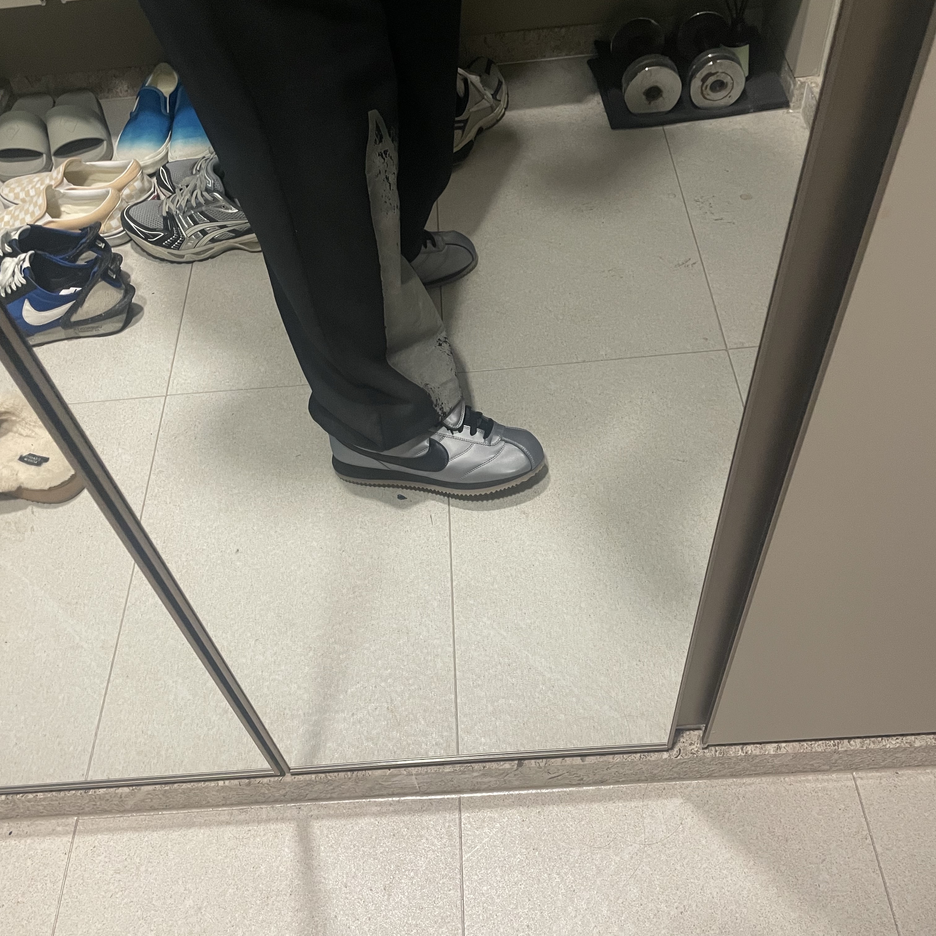 Nike Cortez Leather SE Metallic Cool Grey Black 착용 스타일