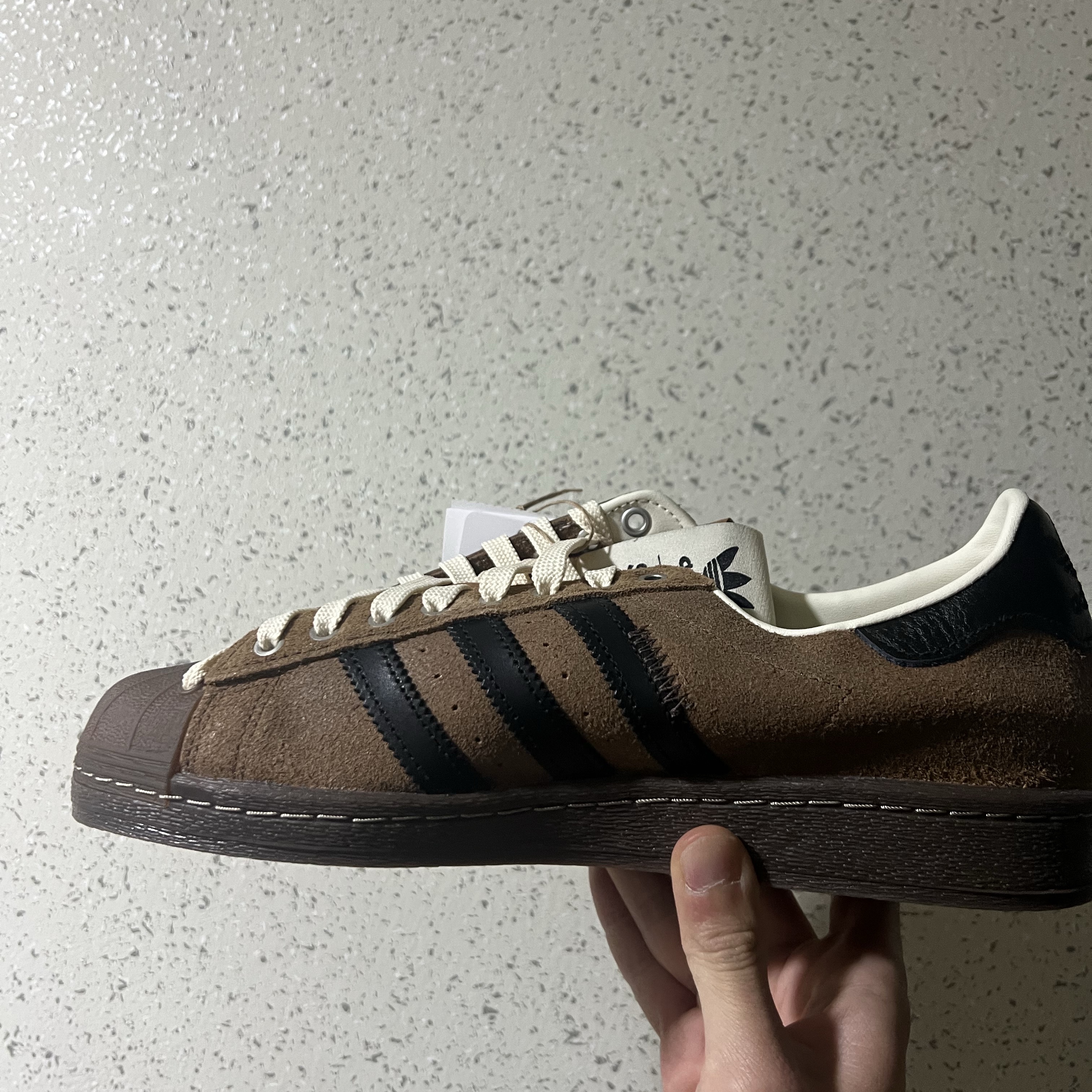 Adidas x Song for the Mute Superstar 82 Khaki Core Black 착용 스타일 - 1
