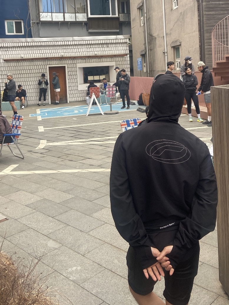Hoka x Satisfy Mafate Speed 4 Lite Bone, Oakley Eye Jacket Redux Matte Black Frame Prizm Grey Lenses High Bridge Fit 착용 스타일 - 2