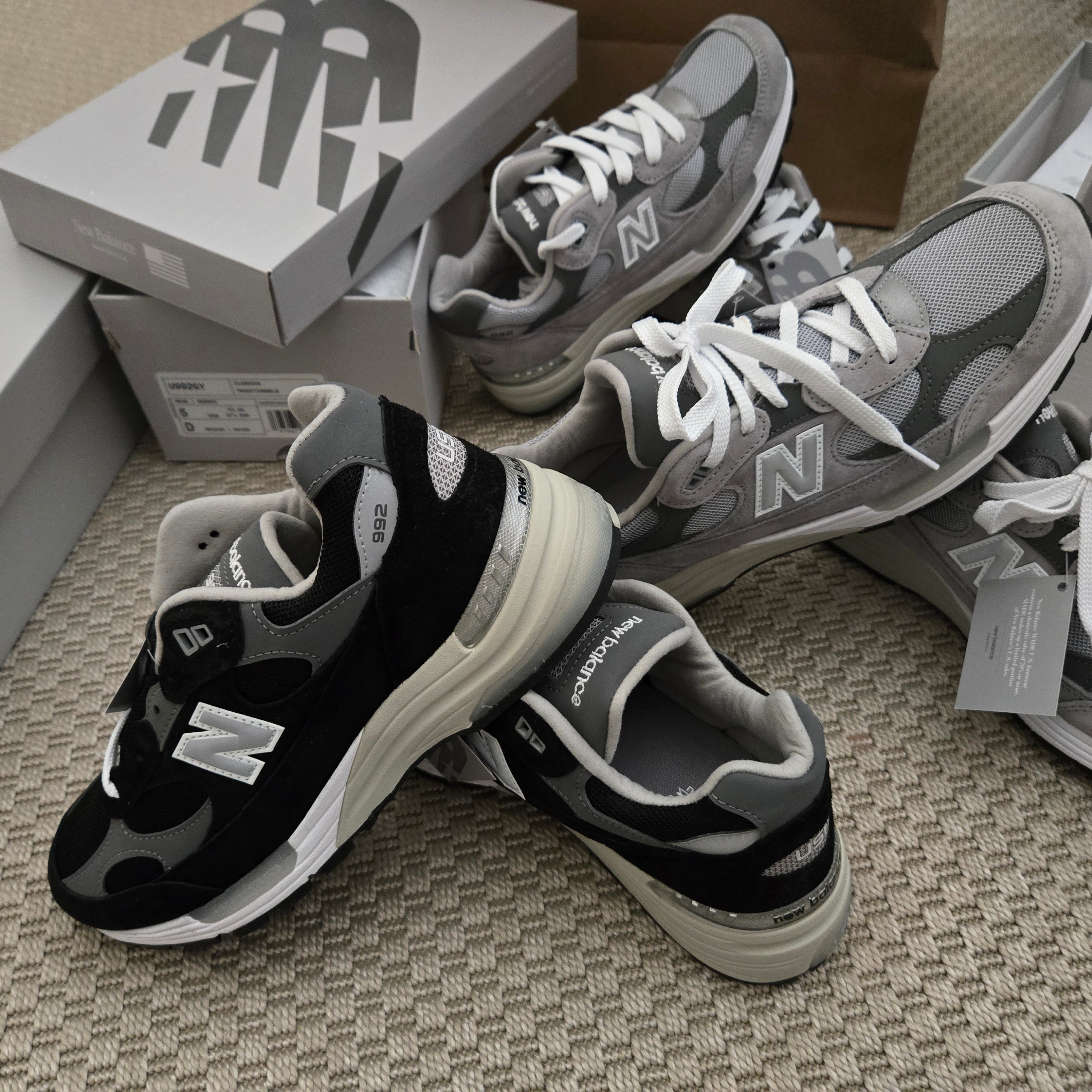 New Balance 992 Made in USA Core Grey Silver Metallic, New Balance 992 Made in USA Core Black Grey 착용 스타일 - 5