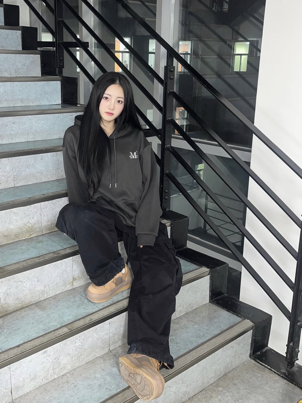 시그니처 베이직 로고 후드 티 차콜 착용 스타일 - 1