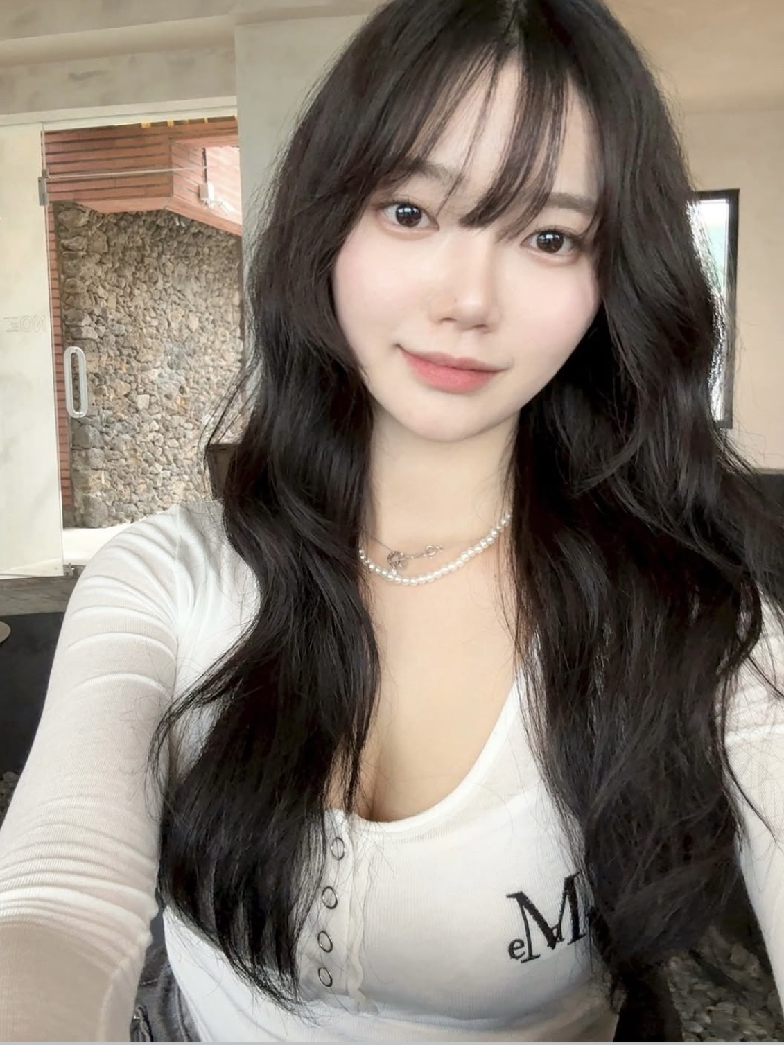 MUCENT Haring Signature Logo Snap Button U Neck T White 착용 스타일 - 3
