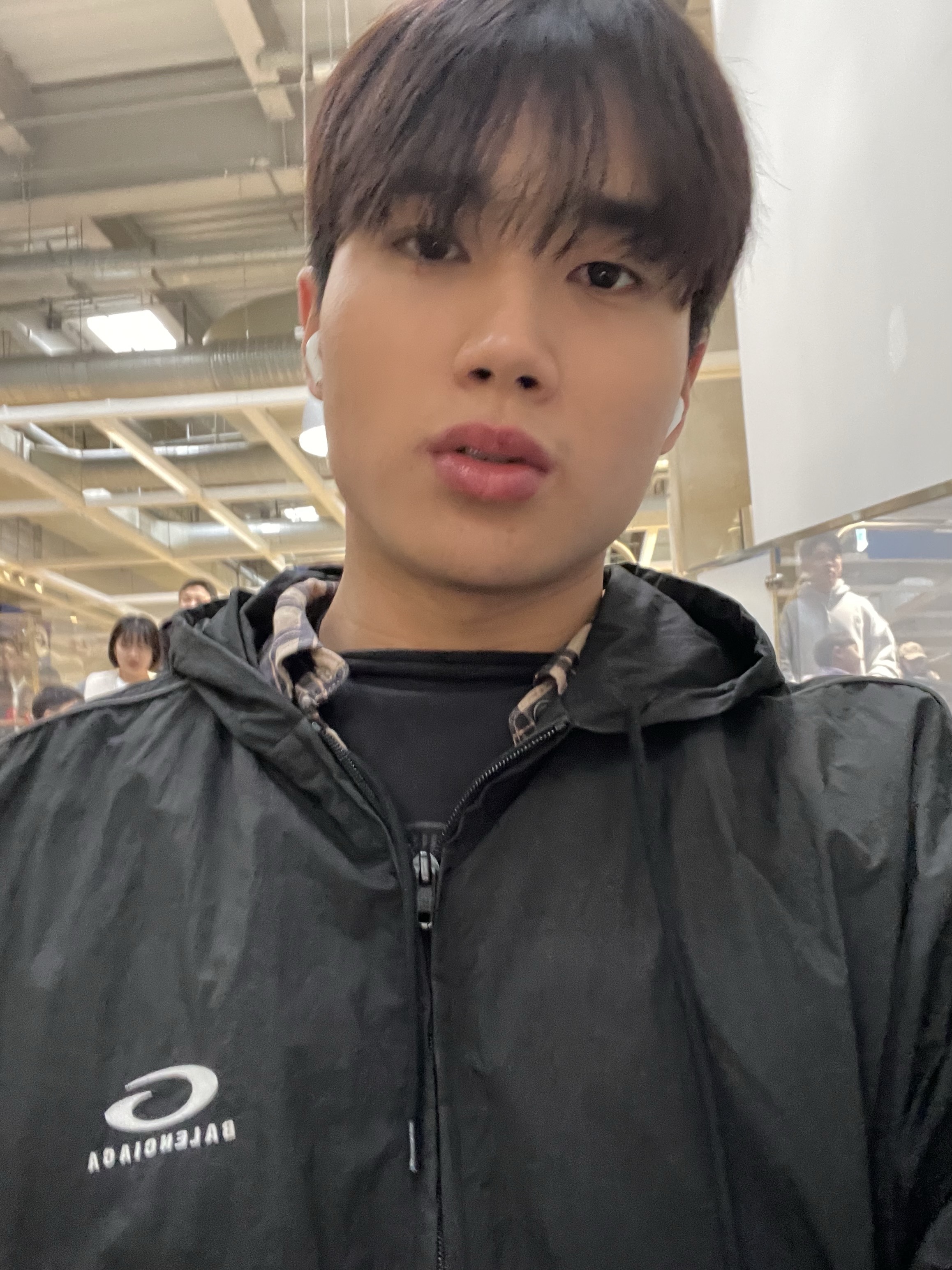 Balenciaga Logo Paneled Track Jacket Black 착용 스타일 - 2