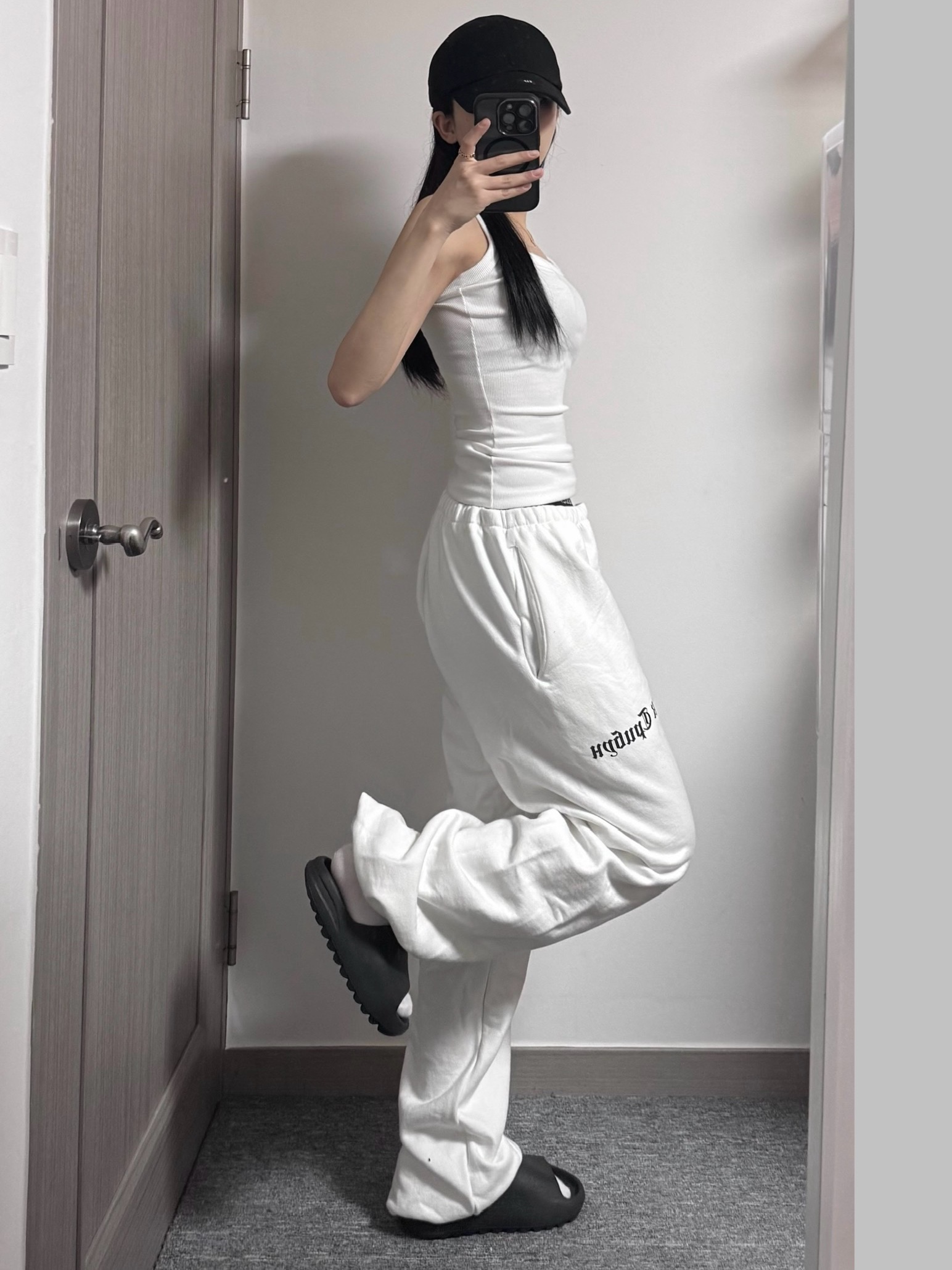 Yeezy x Gosha Rubchinskiy Tribune Herald SP-06 Pants White, Yeezy Gap Engineered By Balenciaga Logo Cap Black 착용 스타일 - 2