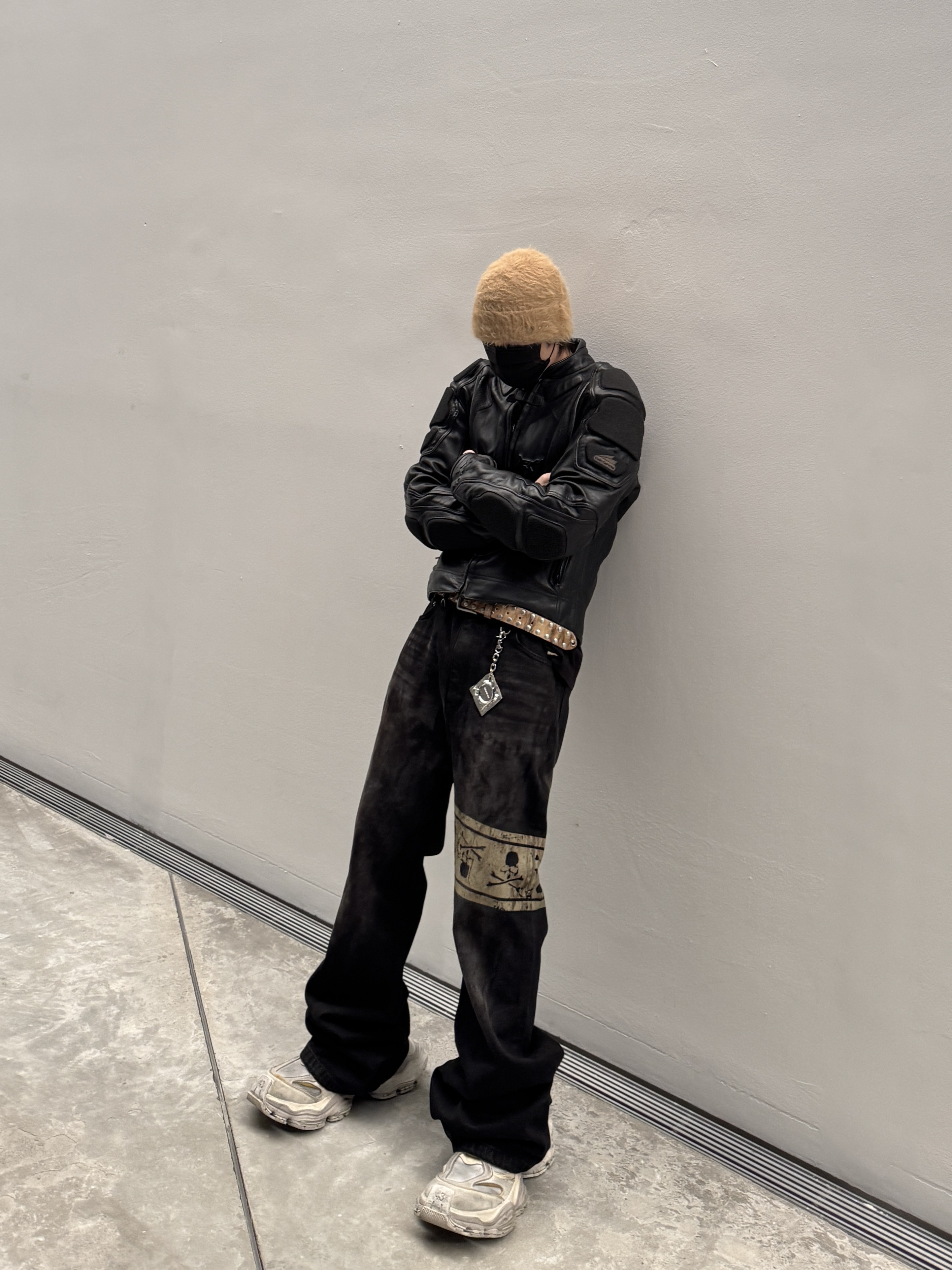 Project G/R x Mastermind Flared Denim Pants Black, Balenciaga Cargo Sneakers Beige 착용 스타일 - 1