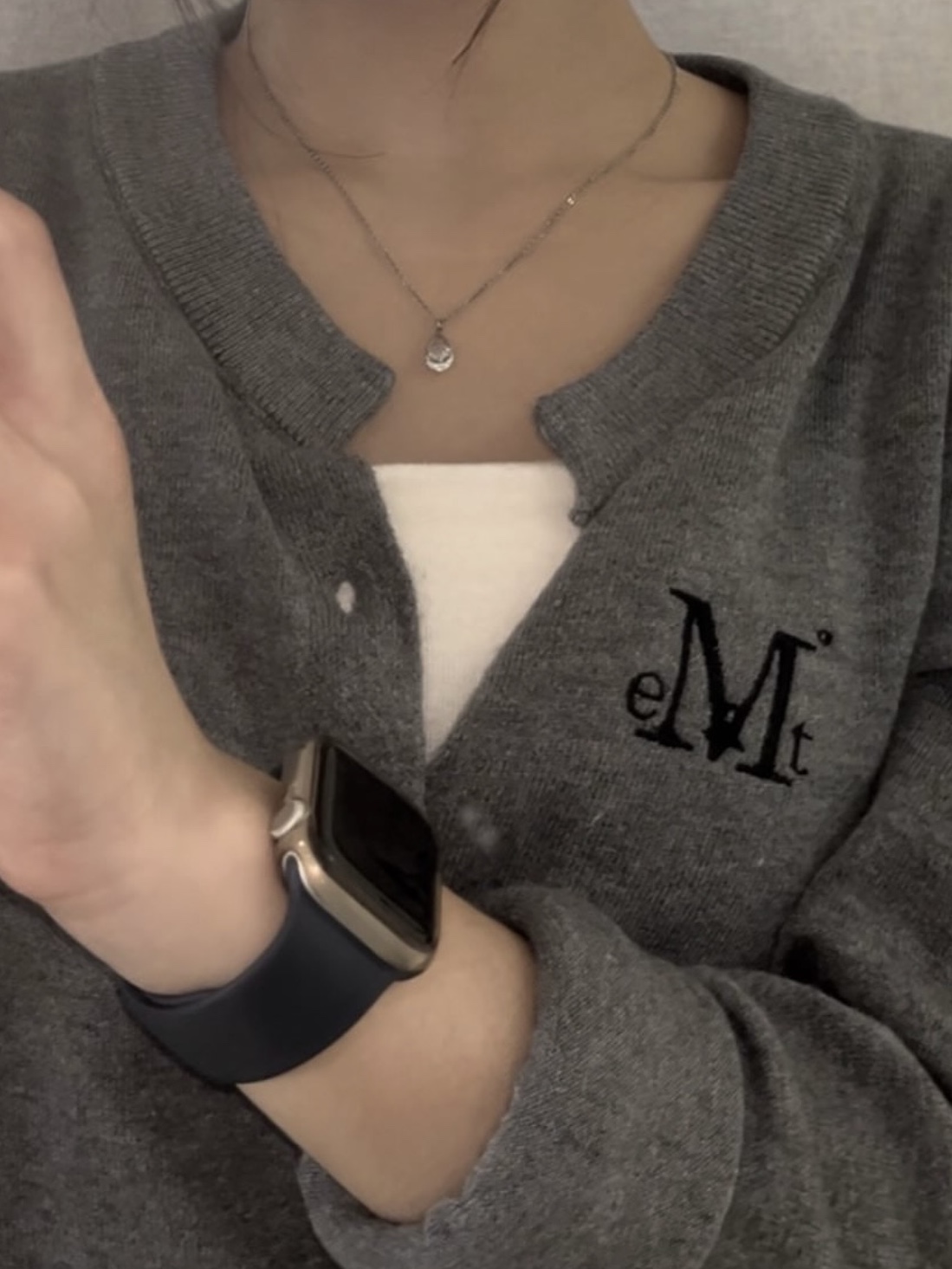 MUCENT Marais 7 Button Crop Henry Neck Cardigan Gray 착용 스타일 - 2