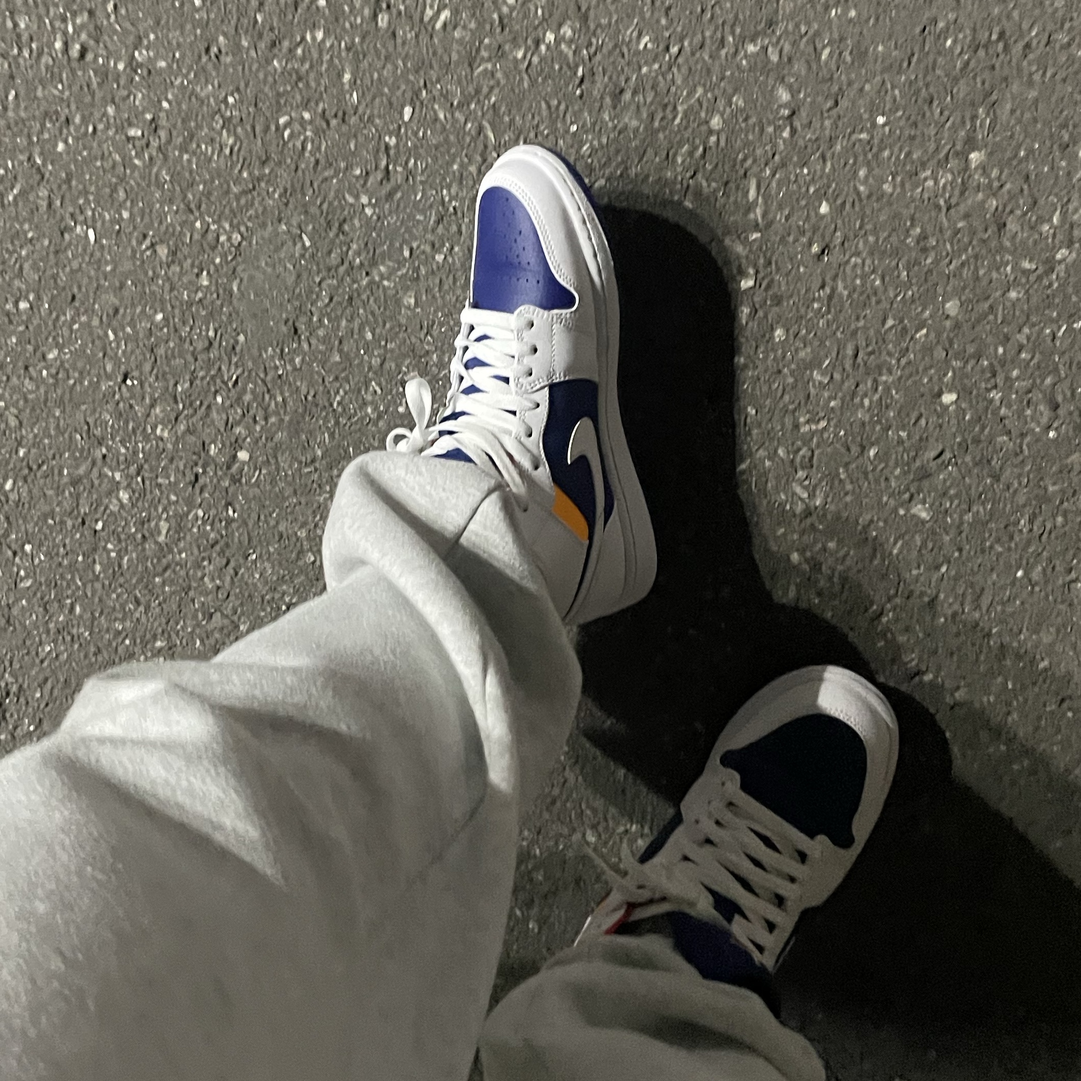 Jordan 1 Mid Deep Royal Blue Laser Orange 착용 스타일