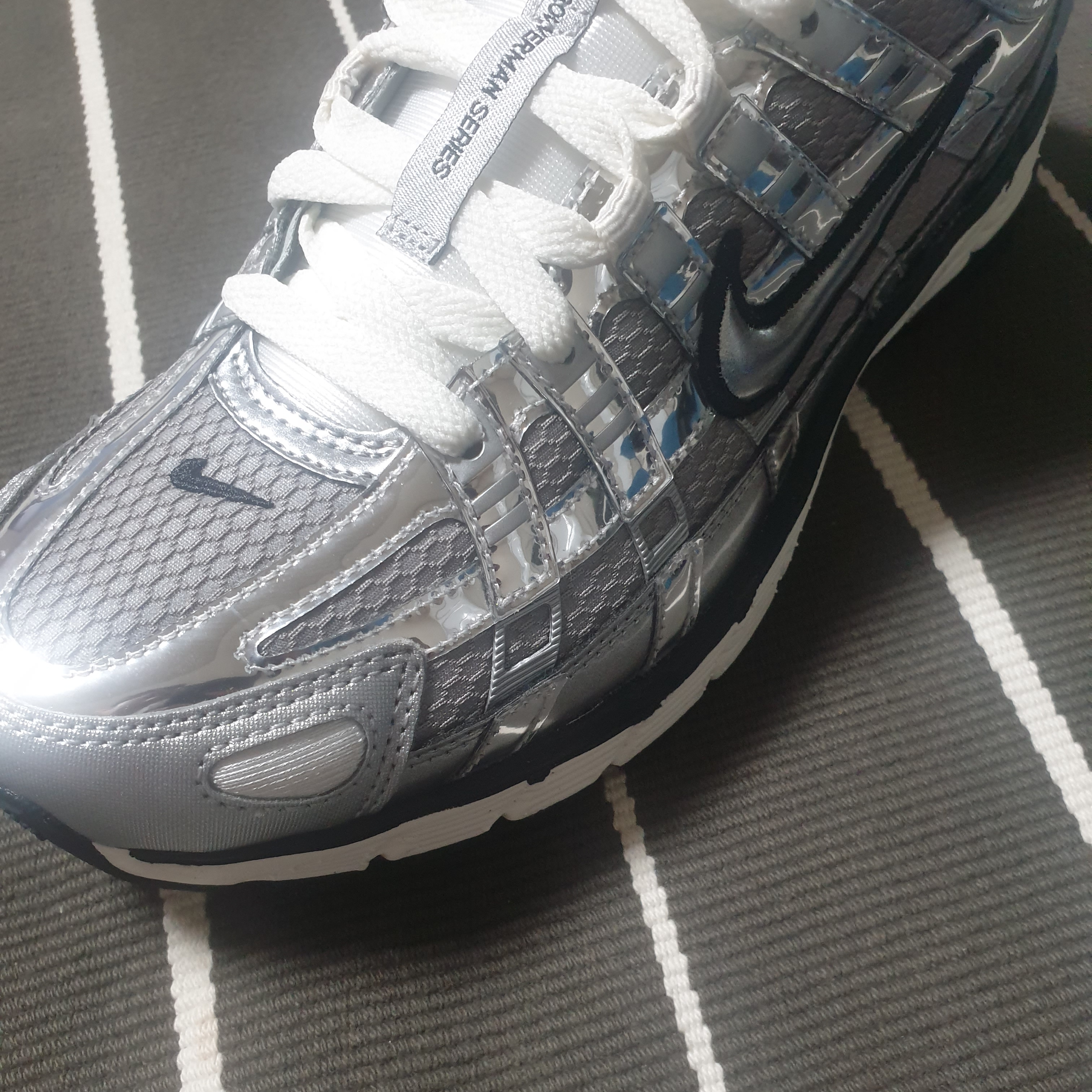 Nike P-6000 Metallic Silver 착용 스타일