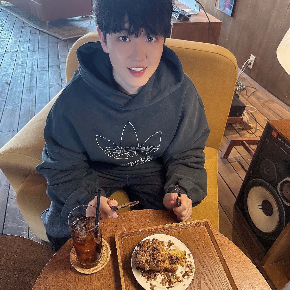 Balenciaga x Adidas Heavyweight Fleece Oversized Hoodie Green 착용 스타일