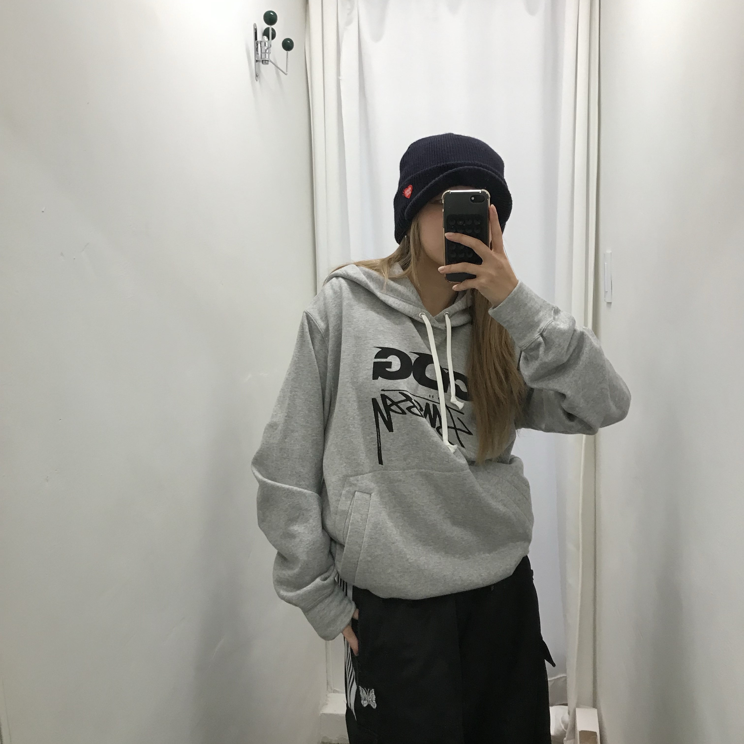 CDG x 스투시 후드 그레이, 휴먼 메이드 오슬로 캡 네이비 착용 스타일 - 2