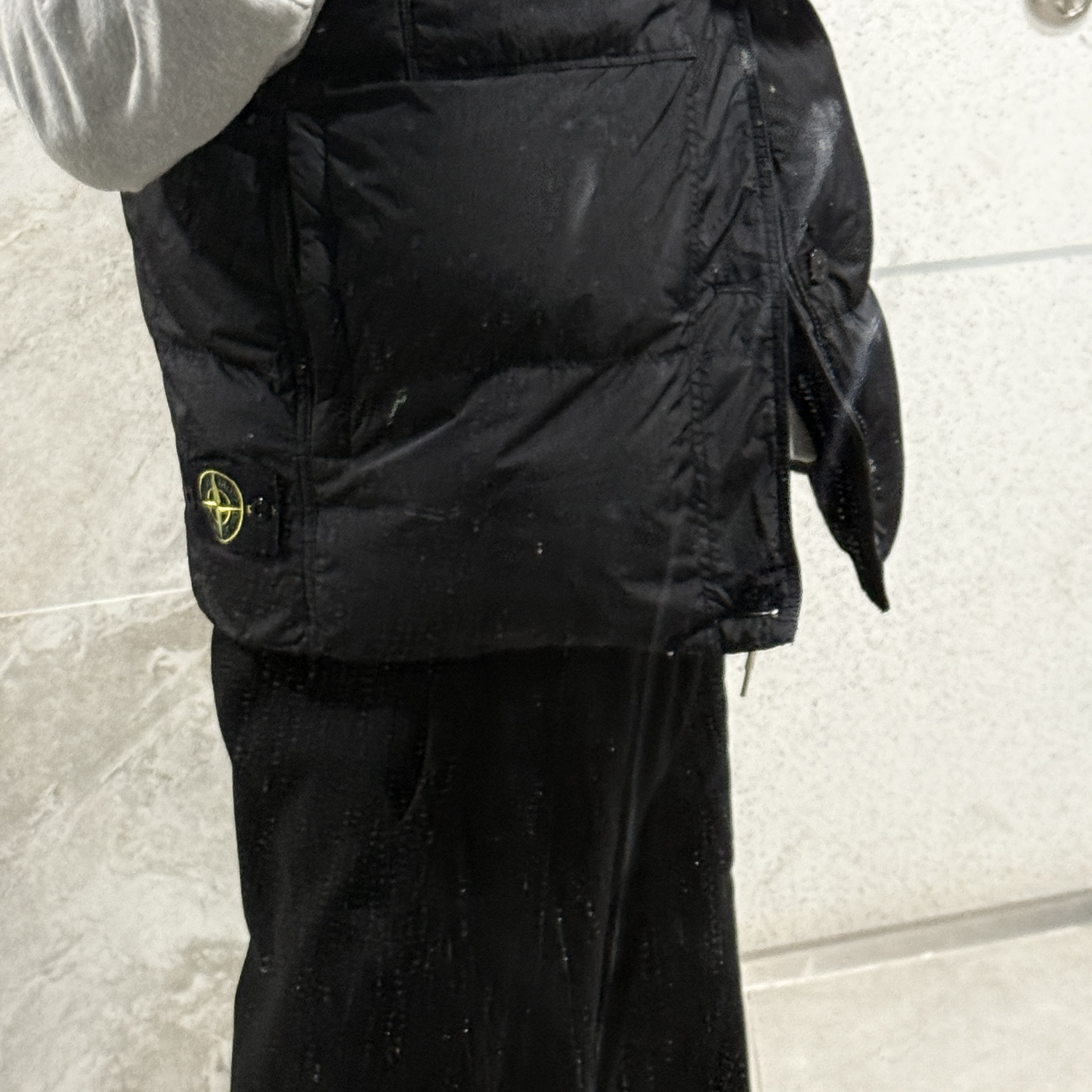 Stone Island G0223 Crinkle Reps R-NY Down Vest with Anti Drop Black - 24FW 착용 스타일