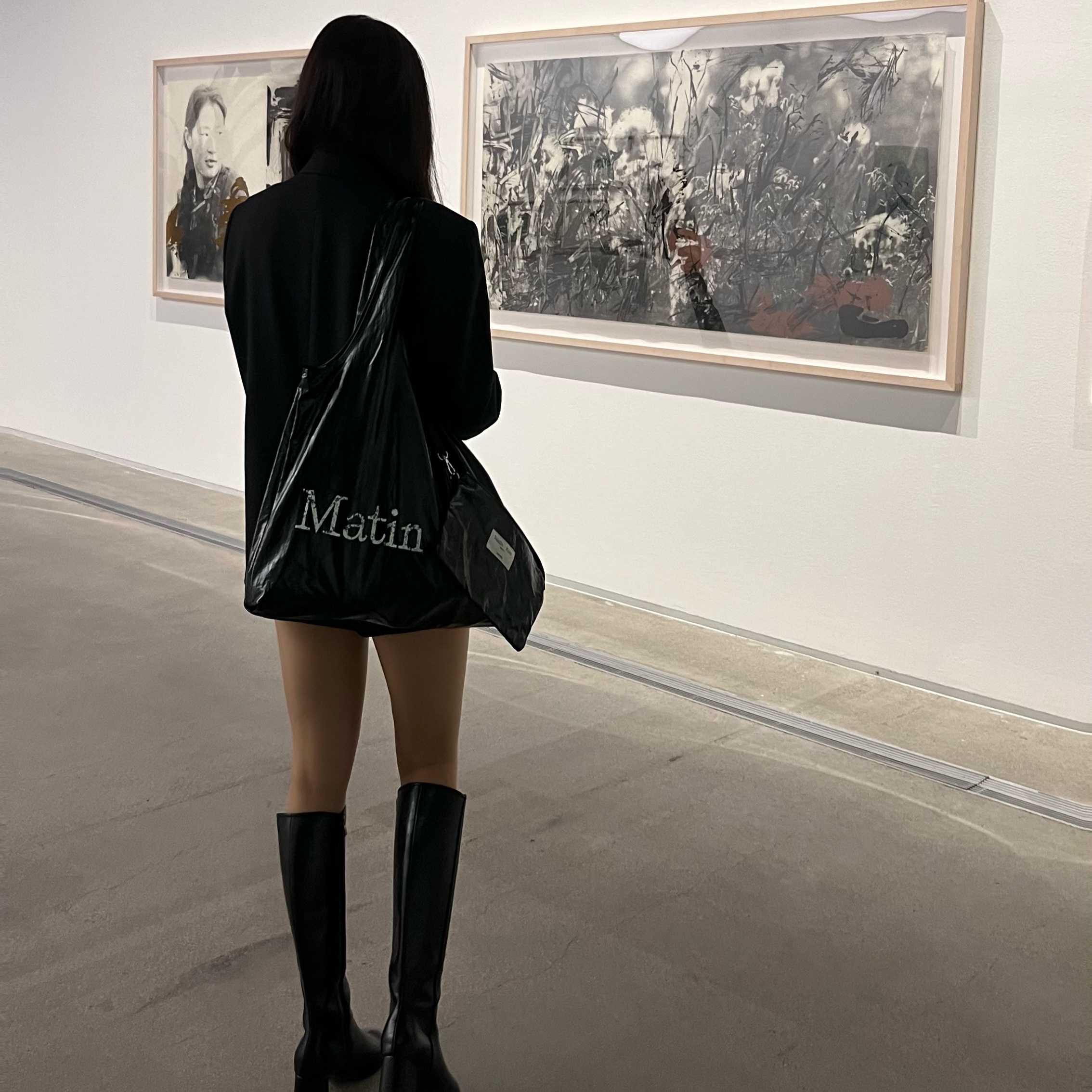 마뗑킴 크랙 로고 글로시 에코백 스트롱 블랙 착용 스타일 - 2