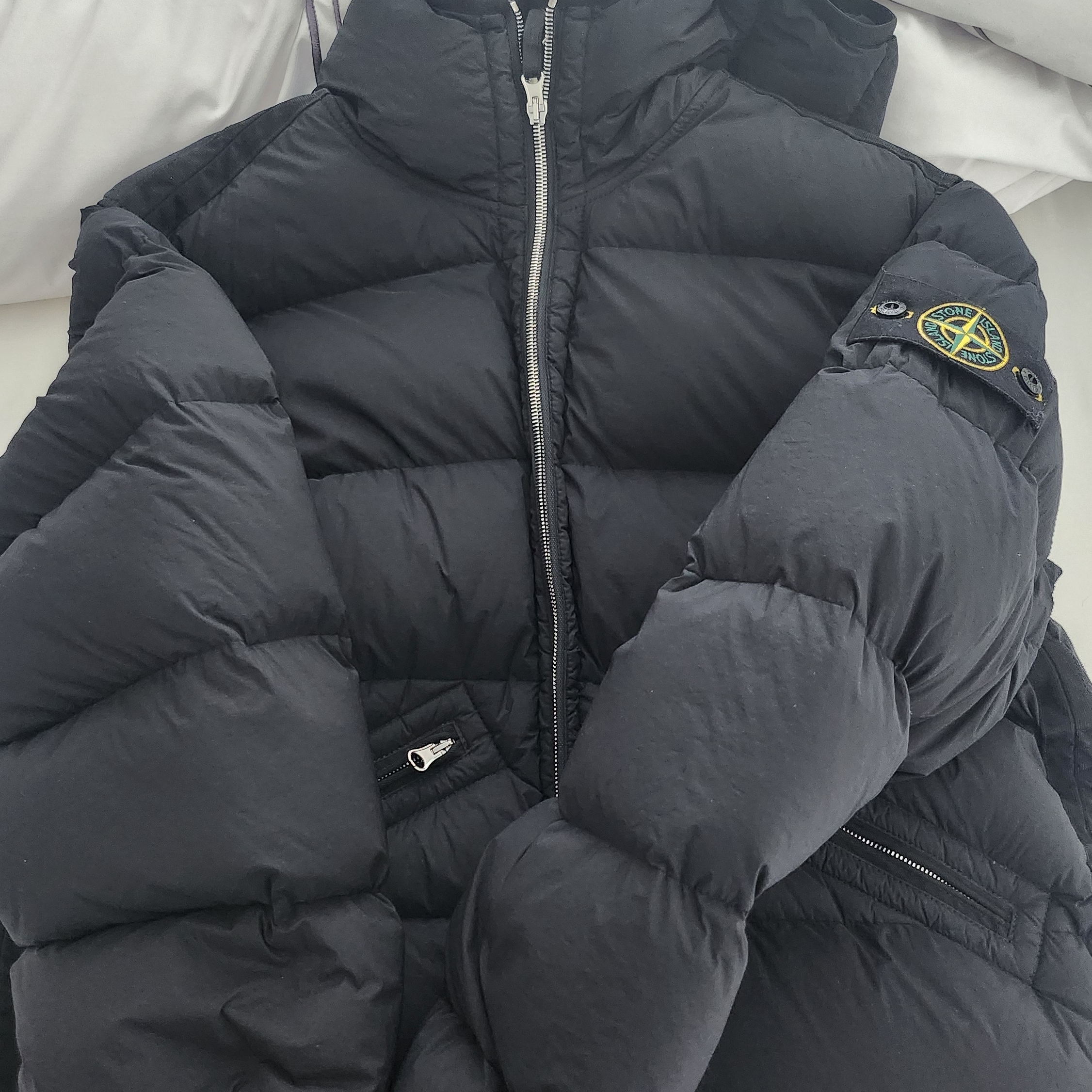 Stone Island 43128 Seamless Tunnel Nylon Down Jacket Black - 24FW 착용 스타일