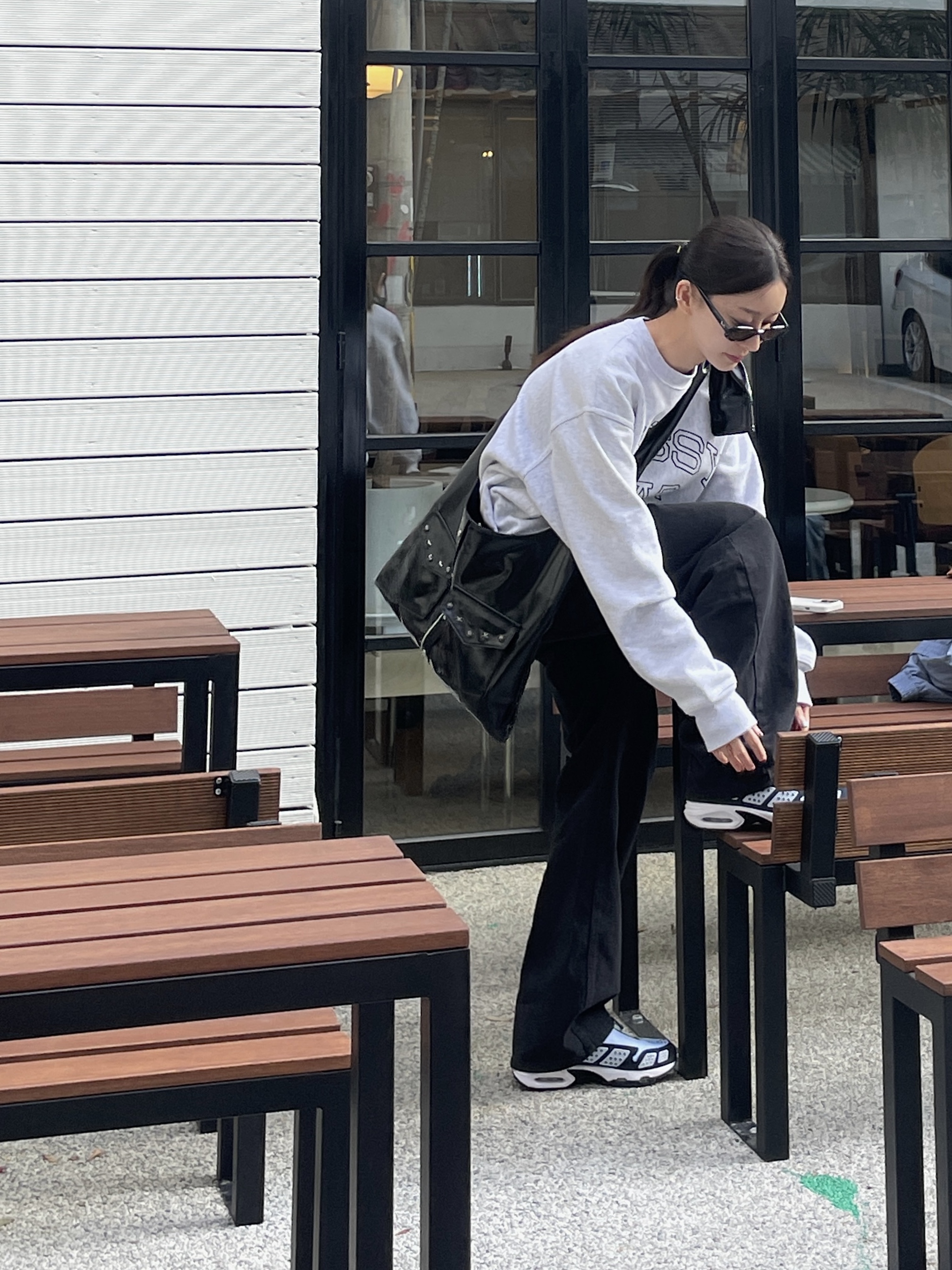 (W) 나이키 에어맥스 SNDR 블루 아이스 옵시디언 블루, 샤넬 립 앤 치크 밤 09 퍼플 에너지 착용 스타일 - 1
