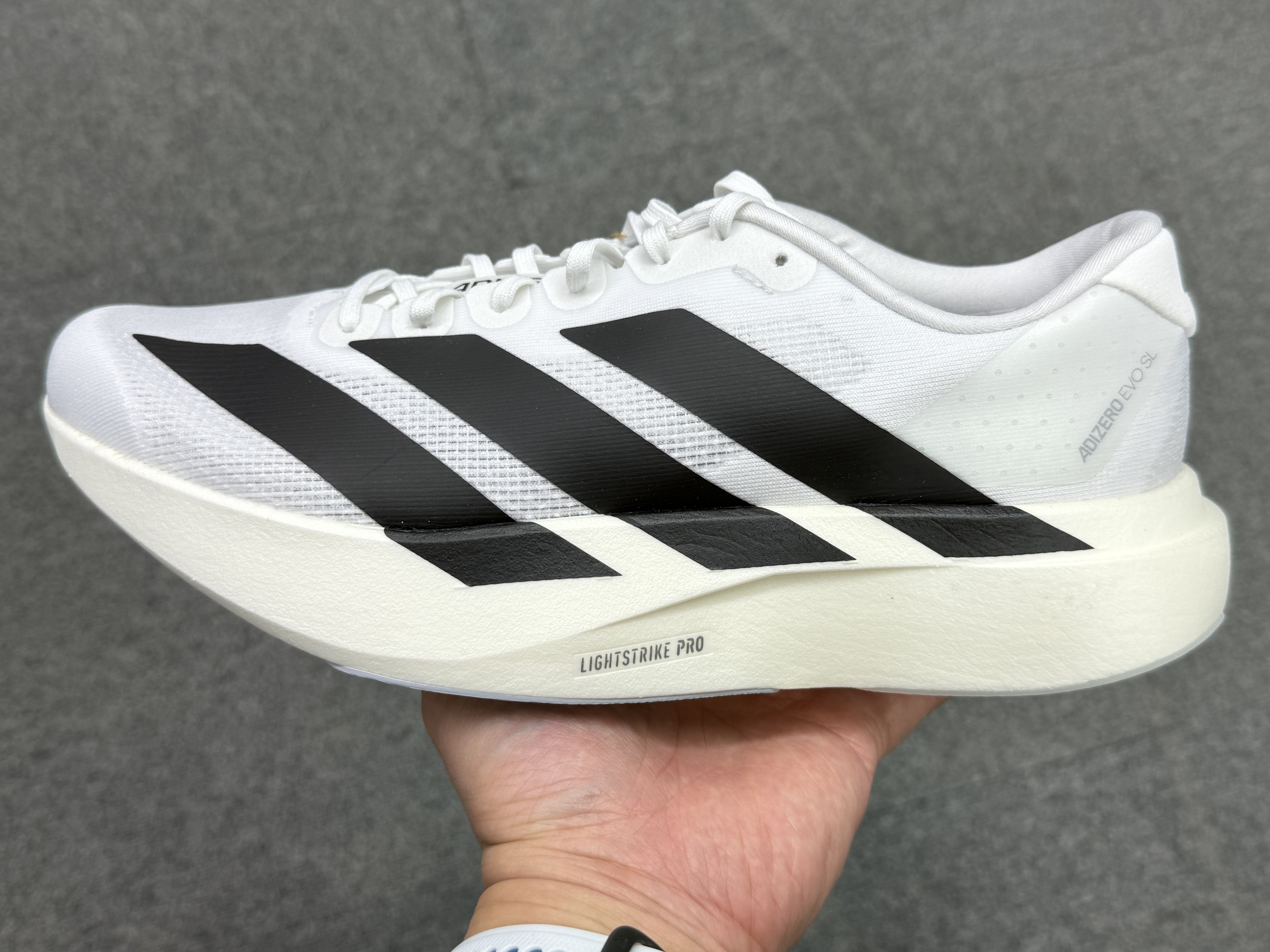 Adidas Adizero EVO SL Cloud White Core Black 착용 스타일