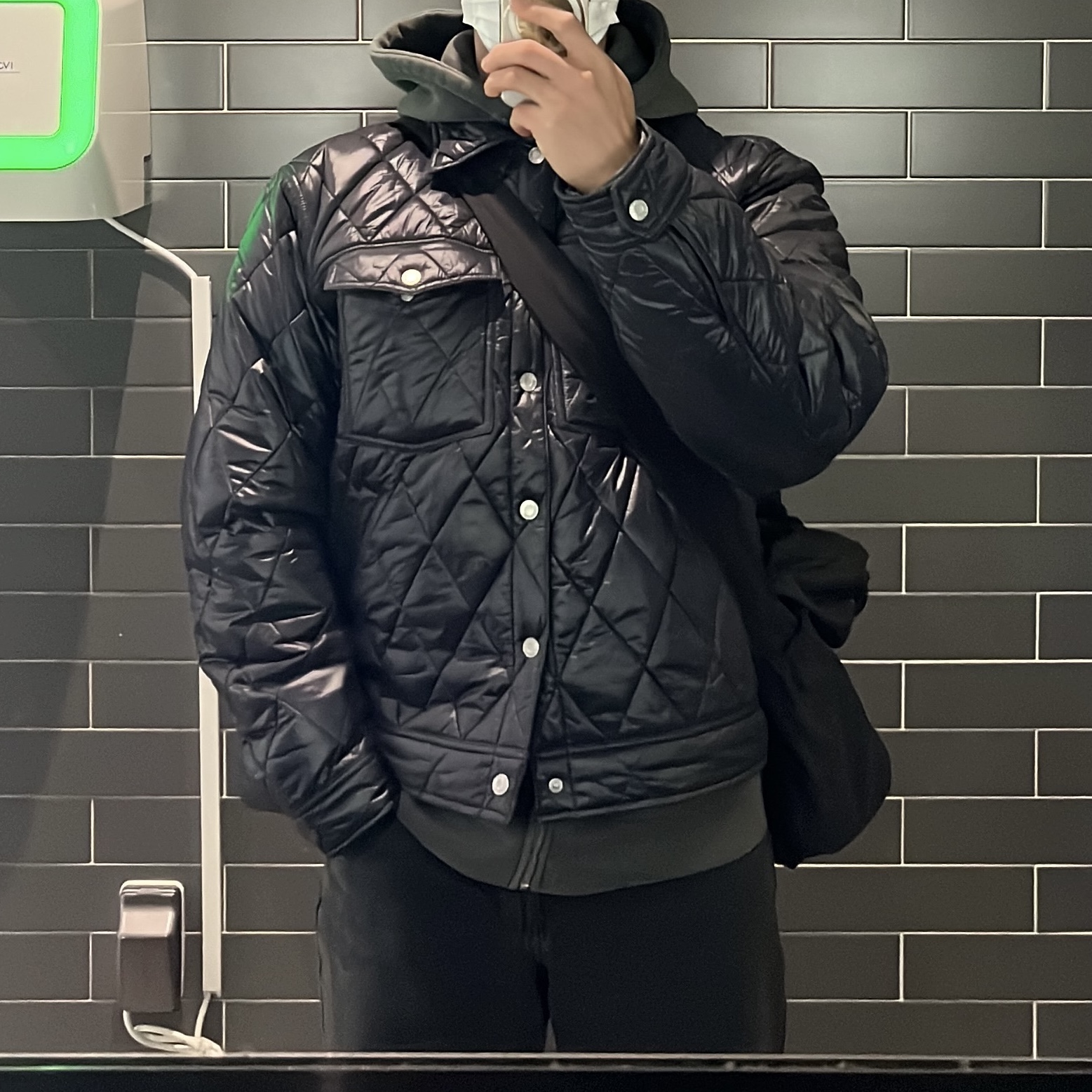 Stussy Quilted Nylon Ranch Jacket Black, Uniqlo U Drawstring Shoulder Bag Black 착용 스타일