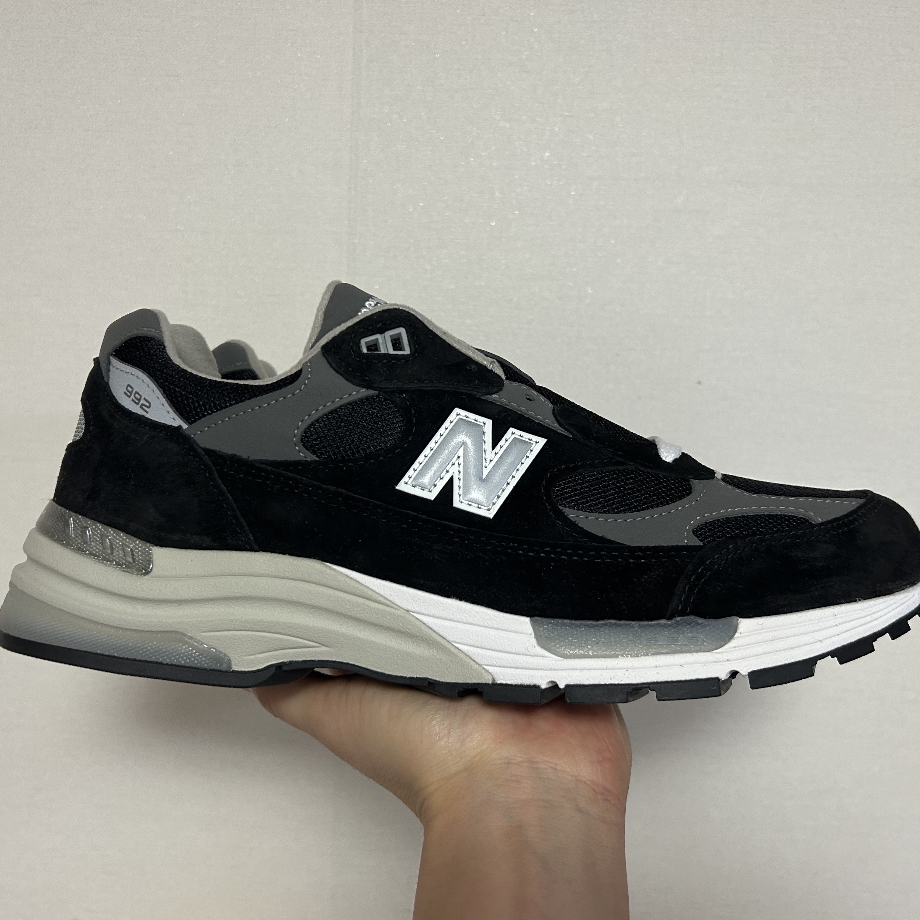 New Balance 992 Made in USA Core Black Grey 착용 스타일 - 1