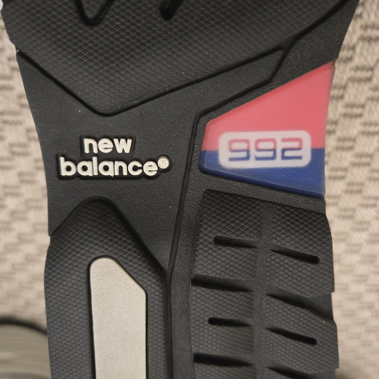 New Balance 992 Made in USA Core Grey Silver Metallic, New Balance 992 Made in USA Core Black Grey 착용 스타일 - 8