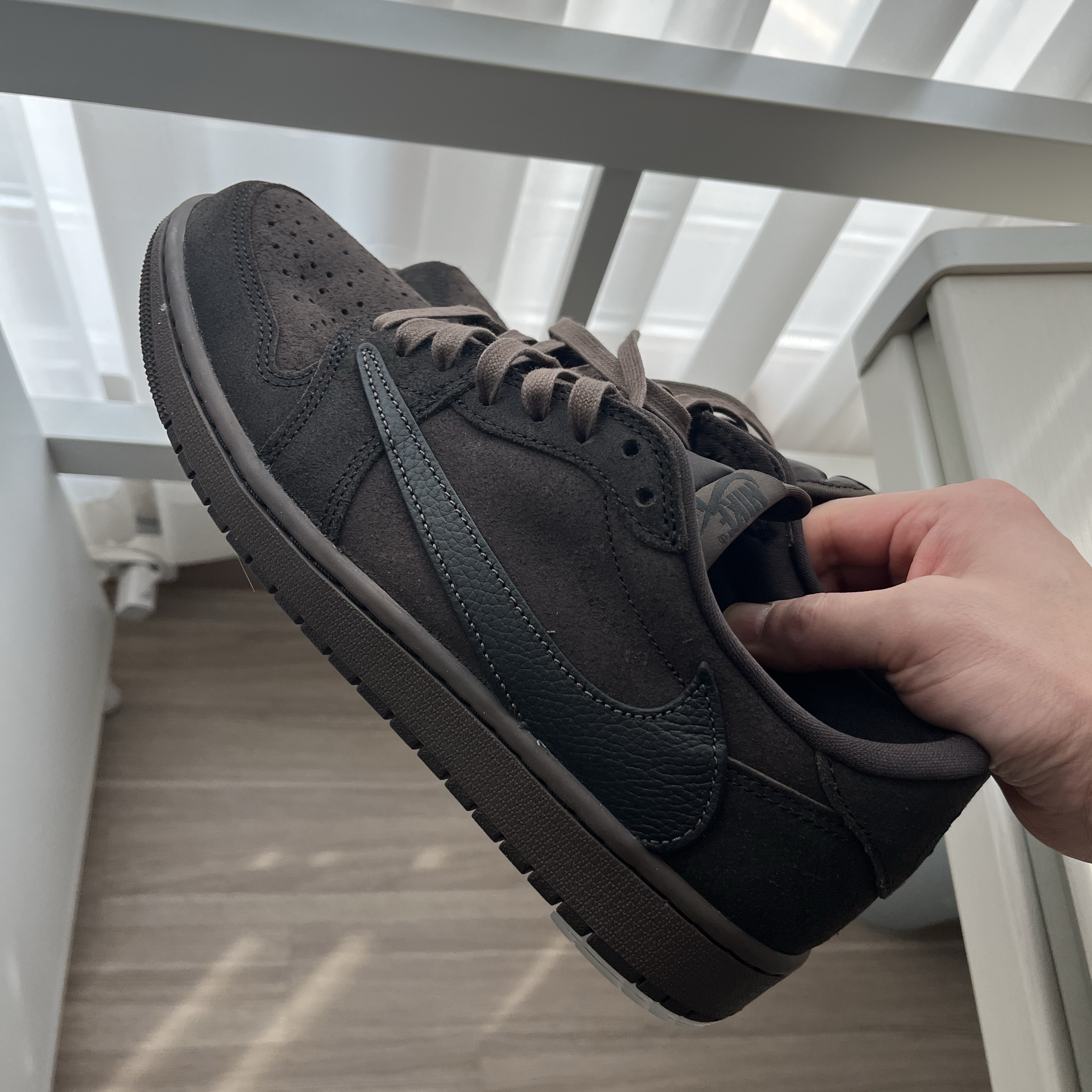Jordan 1 x Travis Scott Retro Low OG SP Velvet Brown and Dark Mocha 착용 스타일 - 2